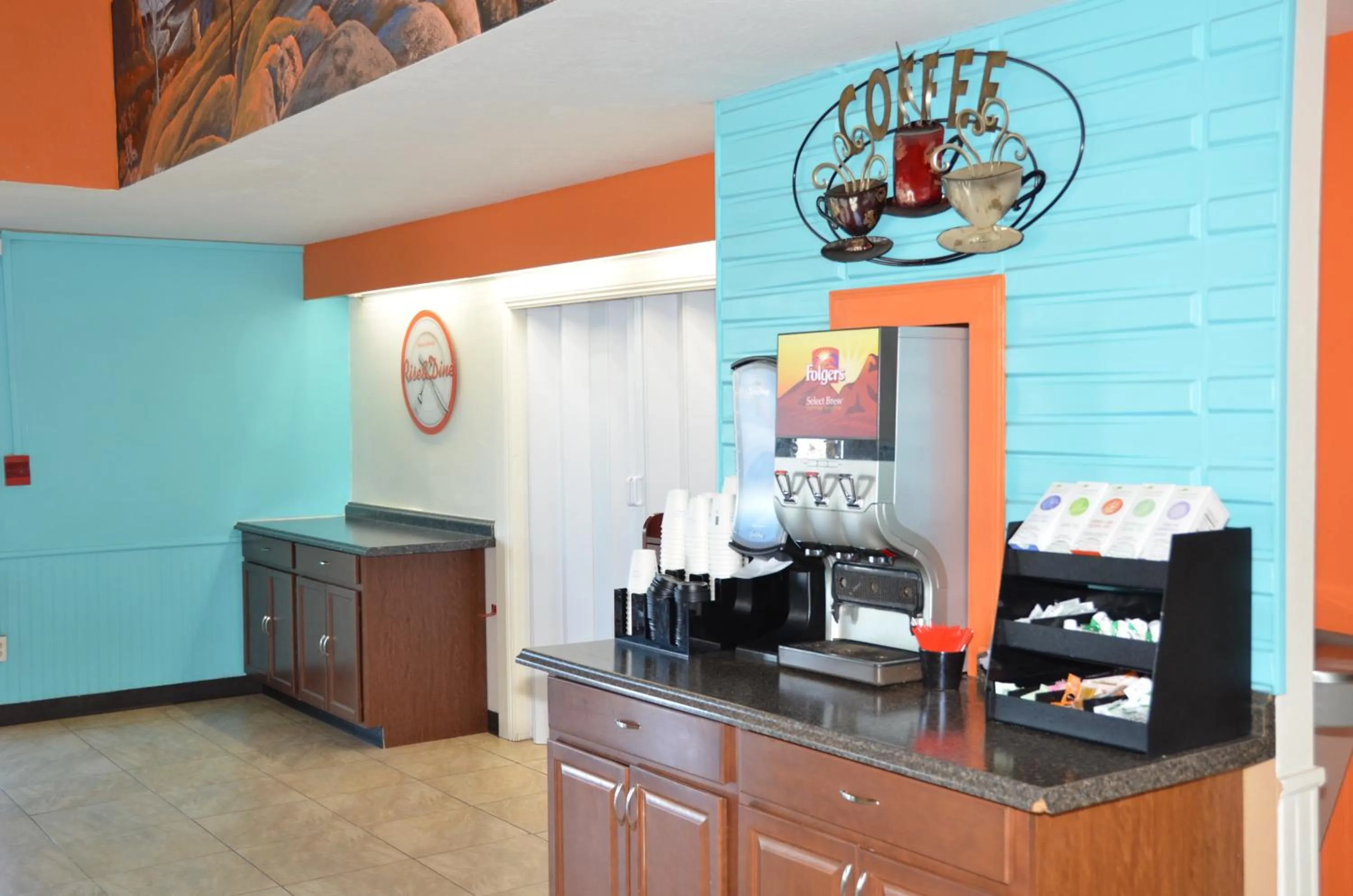 Coffee/tea facilities in Howard Johnson by Wyndham Yuma