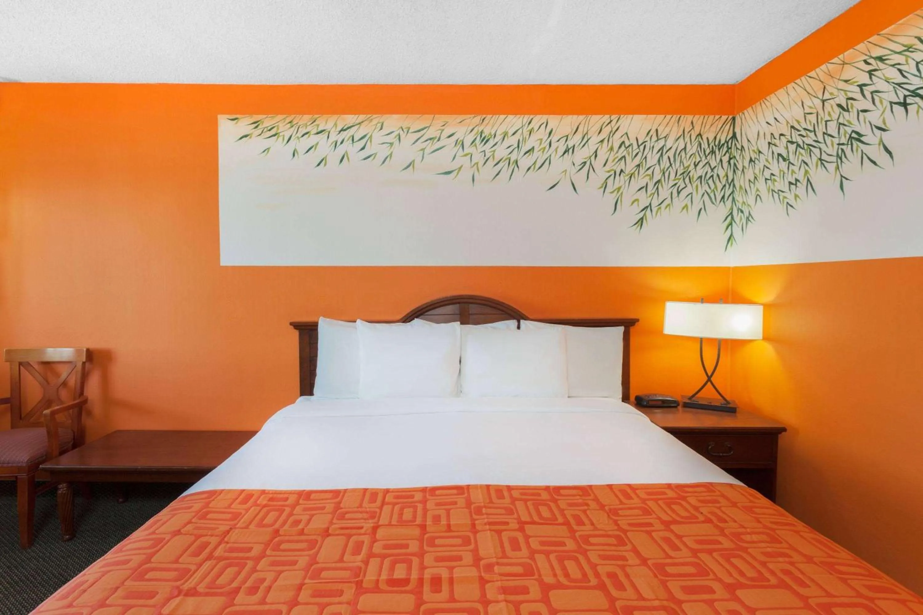 Photo of the whole room, Bed in Howard Johnson by Wyndham Yuma