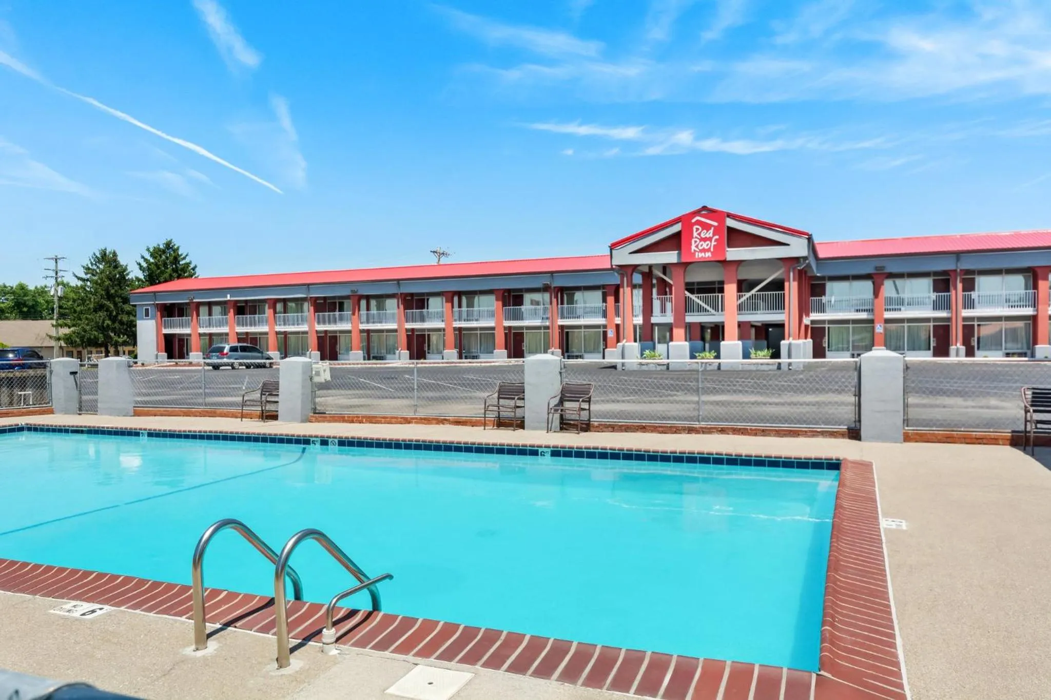 Swimming pool in Red Roof Inn Berea