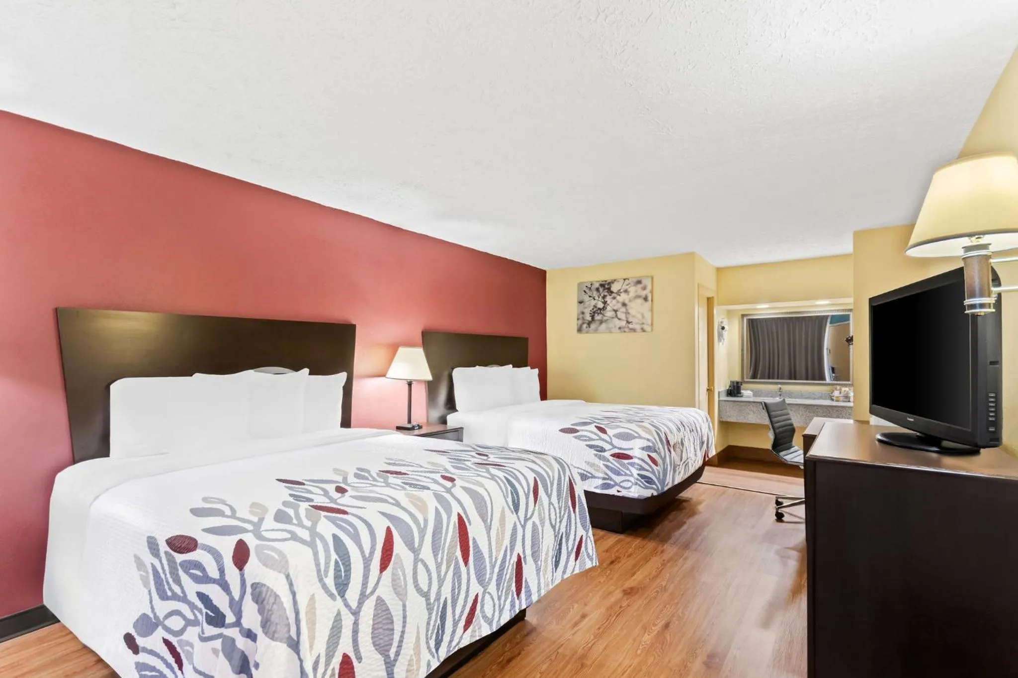 Photo of the whole room, Bed in Red Roof Inn Berea