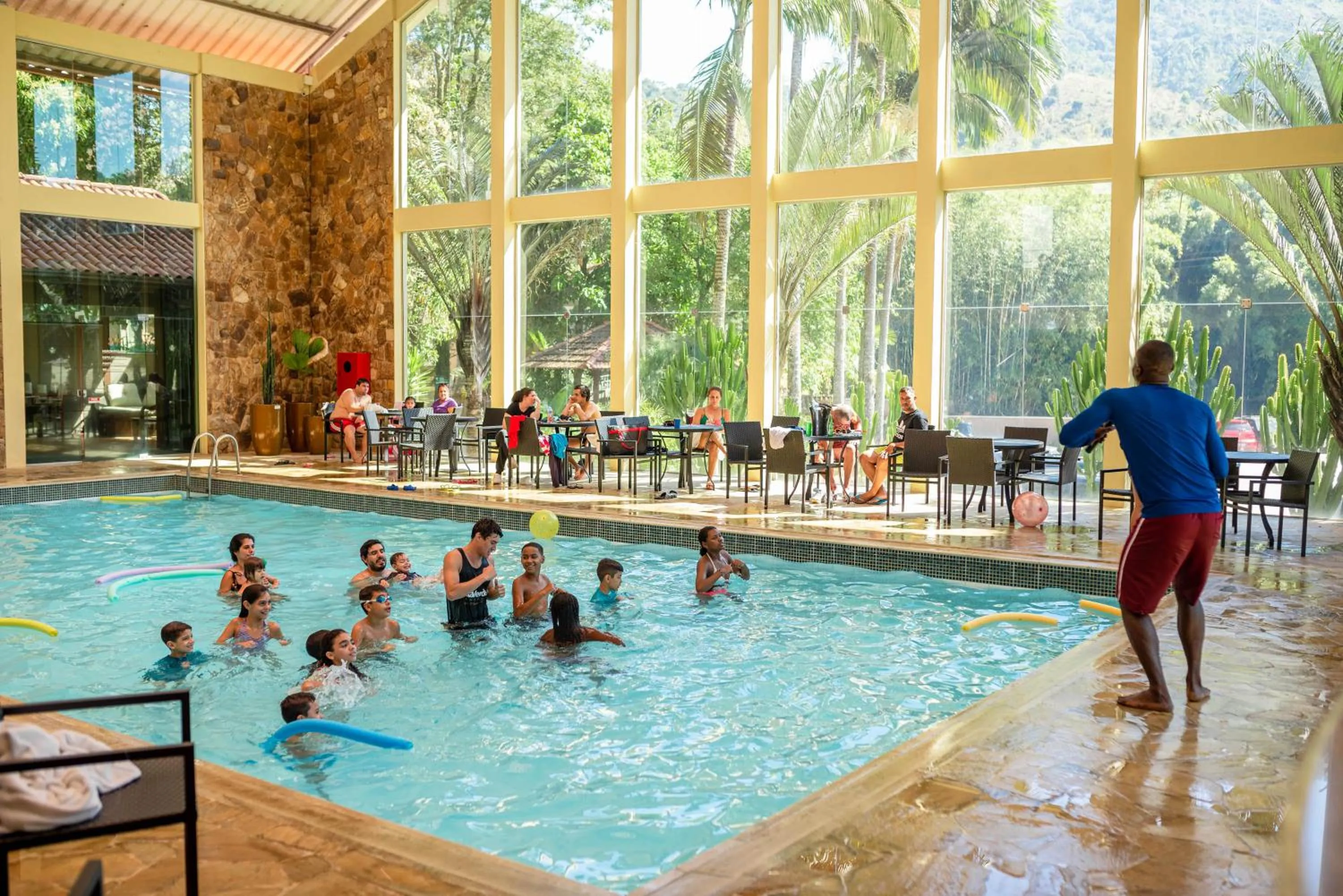 People in Hotel Vila Verde