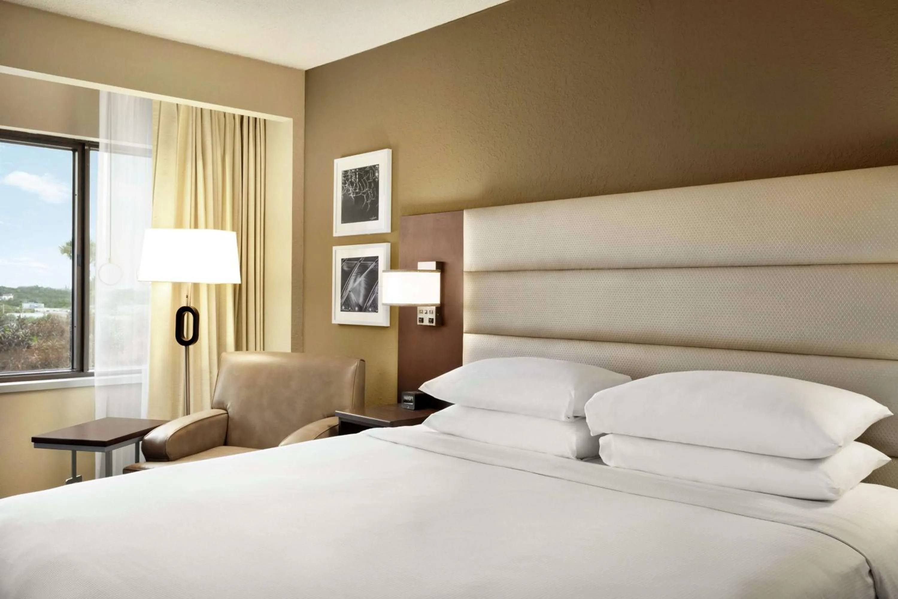 Photo of the whole room, Bed in DoubleTree by Hilton Orlando Downtown