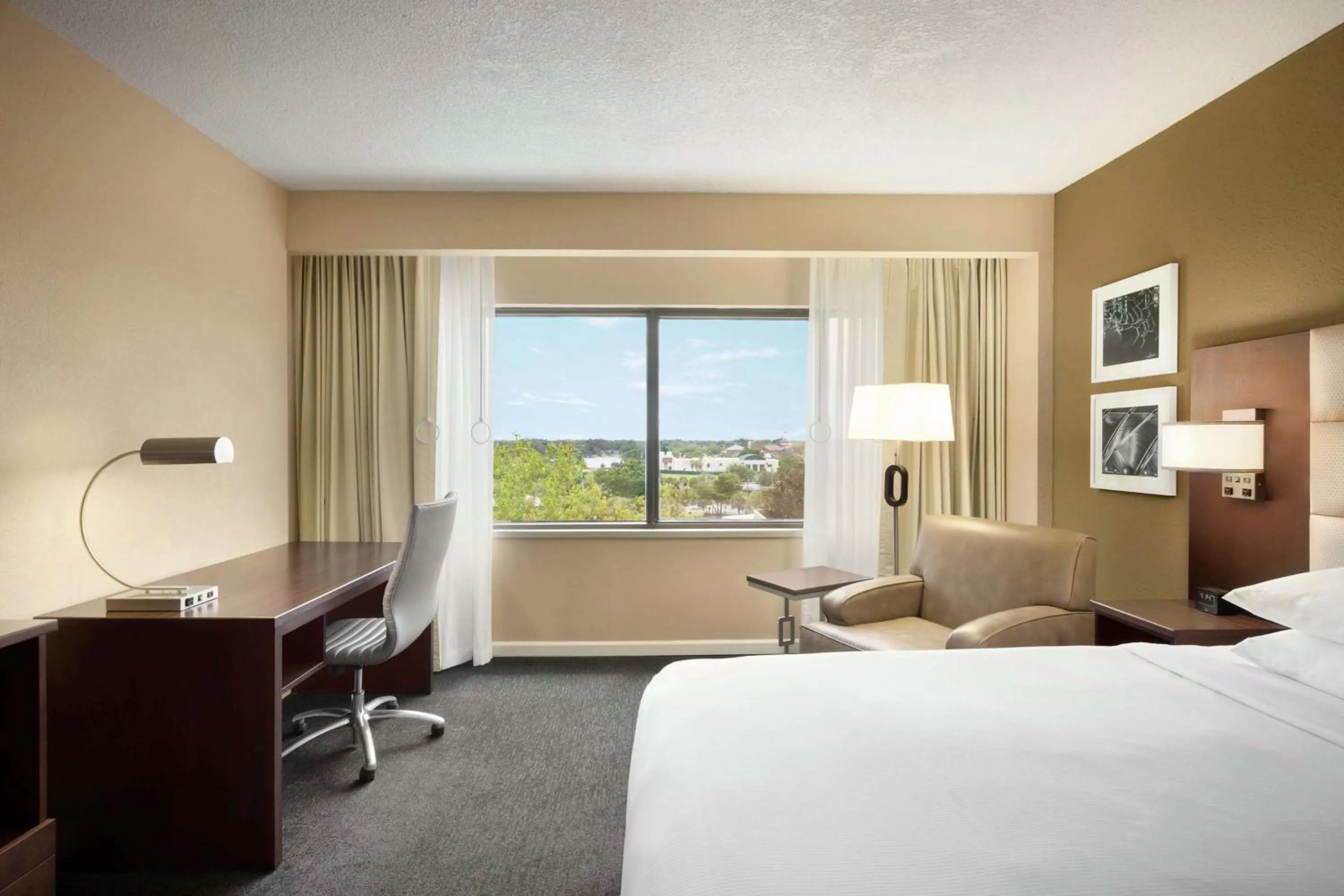 Photo of the whole room, Bed in DoubleTree by Hilton Orlando Downtown
