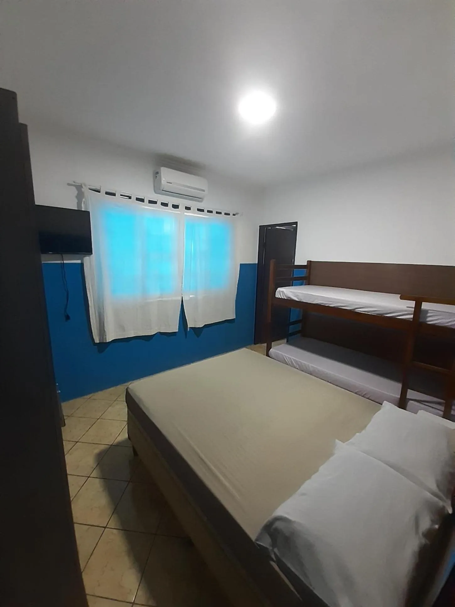 Bedroom, Bed in Portaria e circulação de hóspedes só até 23 horas - Reabre às 5 horas - Pousada Bem-te-vi Tompell