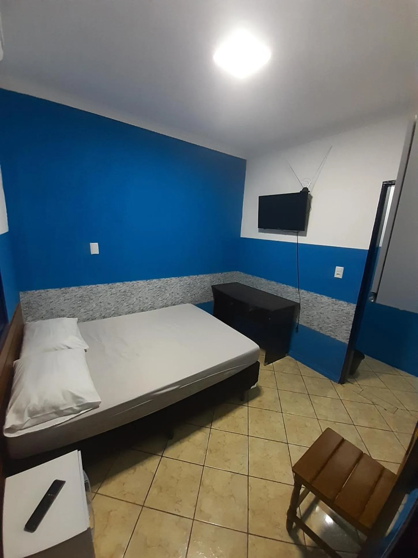 Bedroom, Bed in Portaria e circulação de hóspedes só até 23 horas - Reabre às 5 horas - Pousada Bem-te-vi Tompell