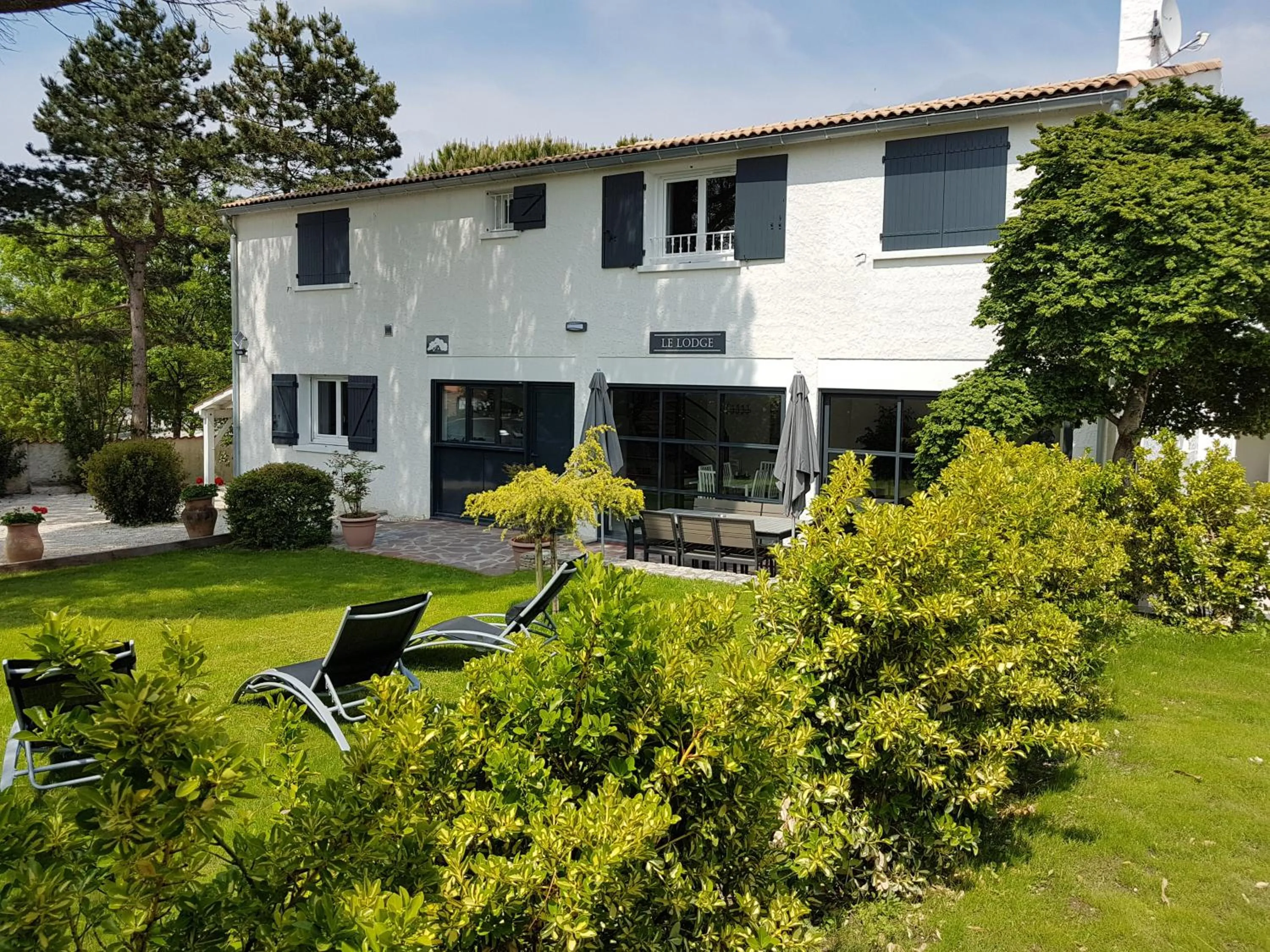 Property building in Le lodge