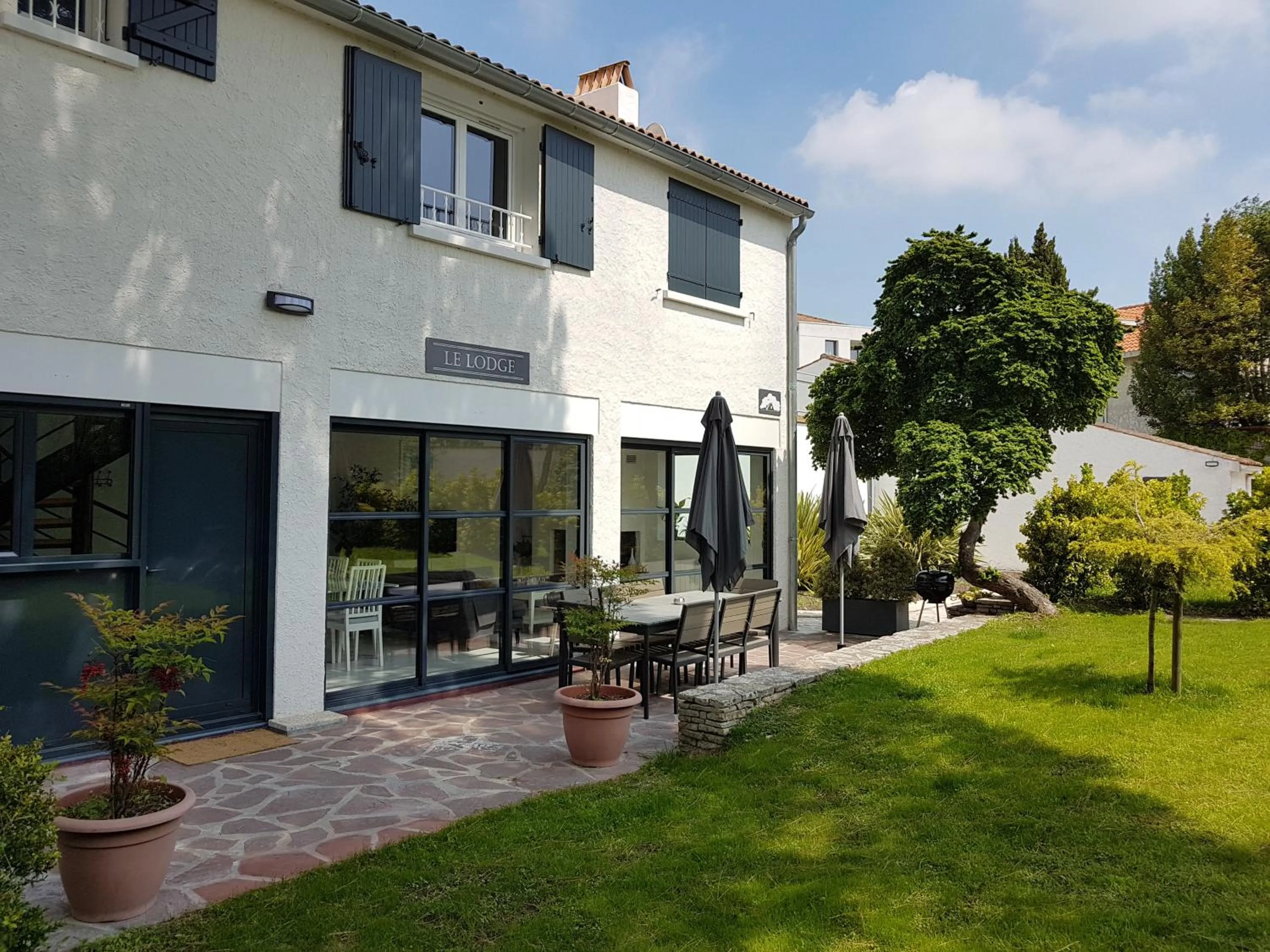 Property building in Le lodge