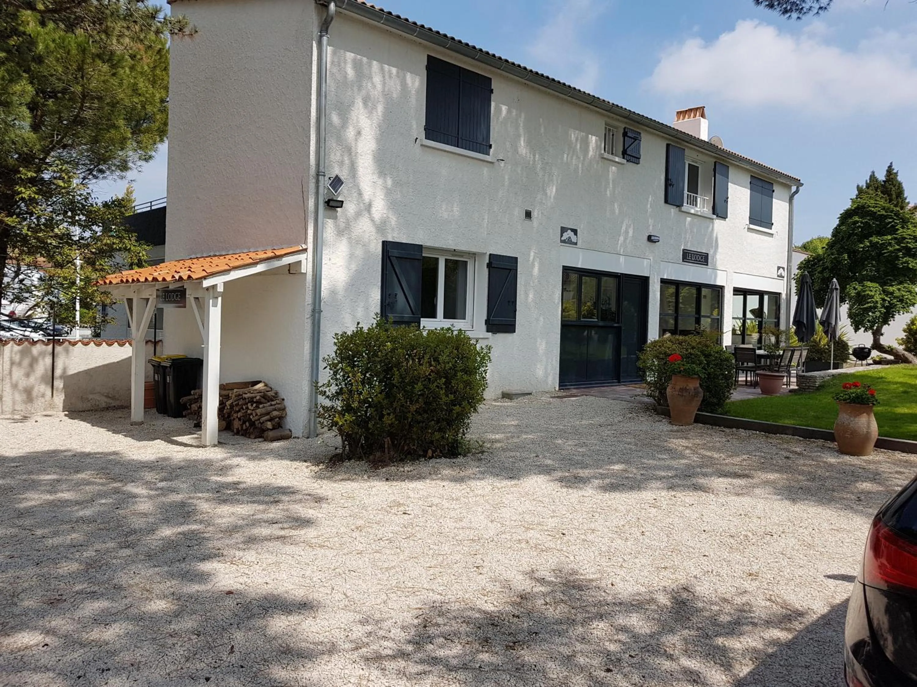 Property building in Le lodge