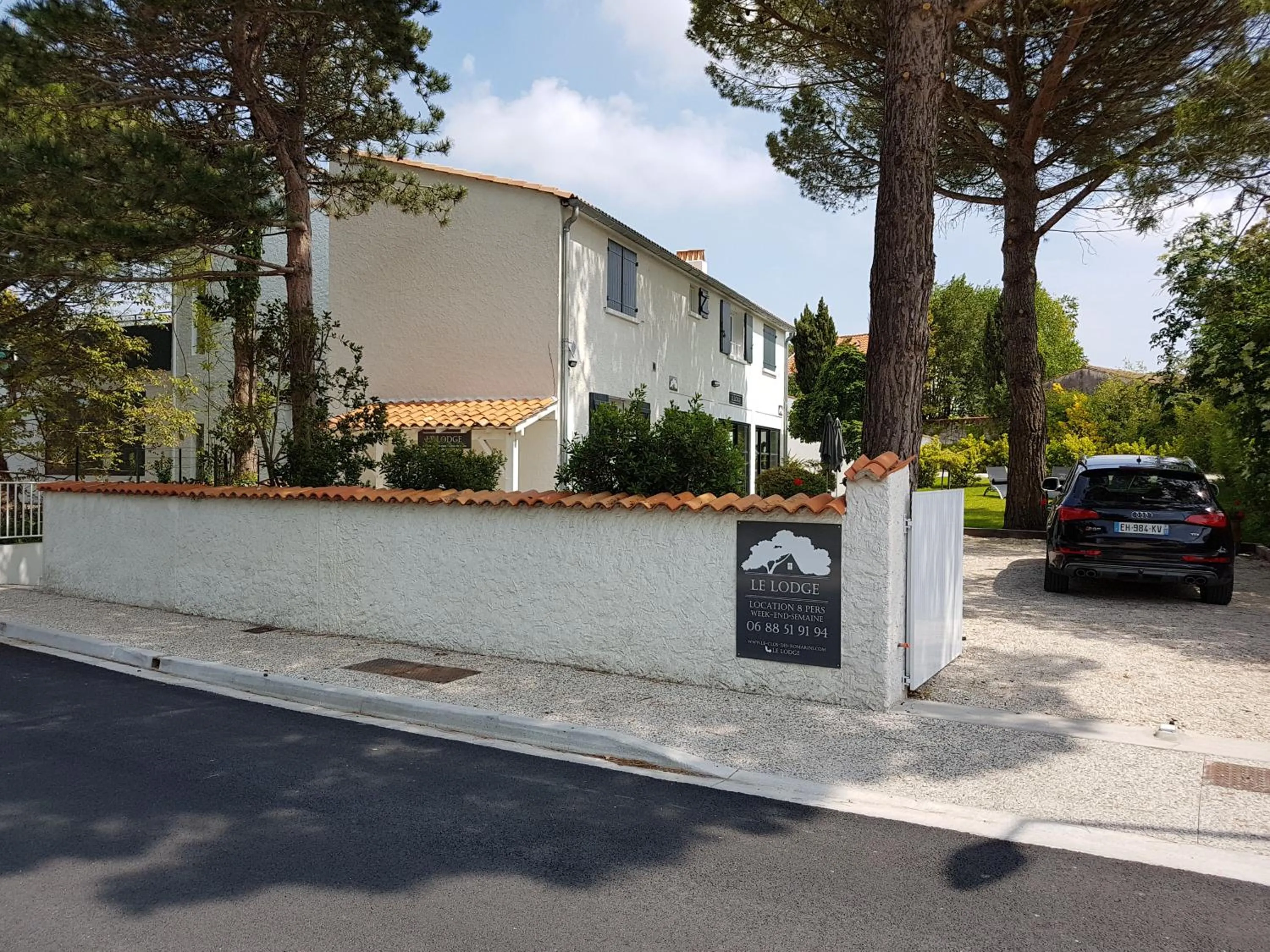 Property building in Le lodge