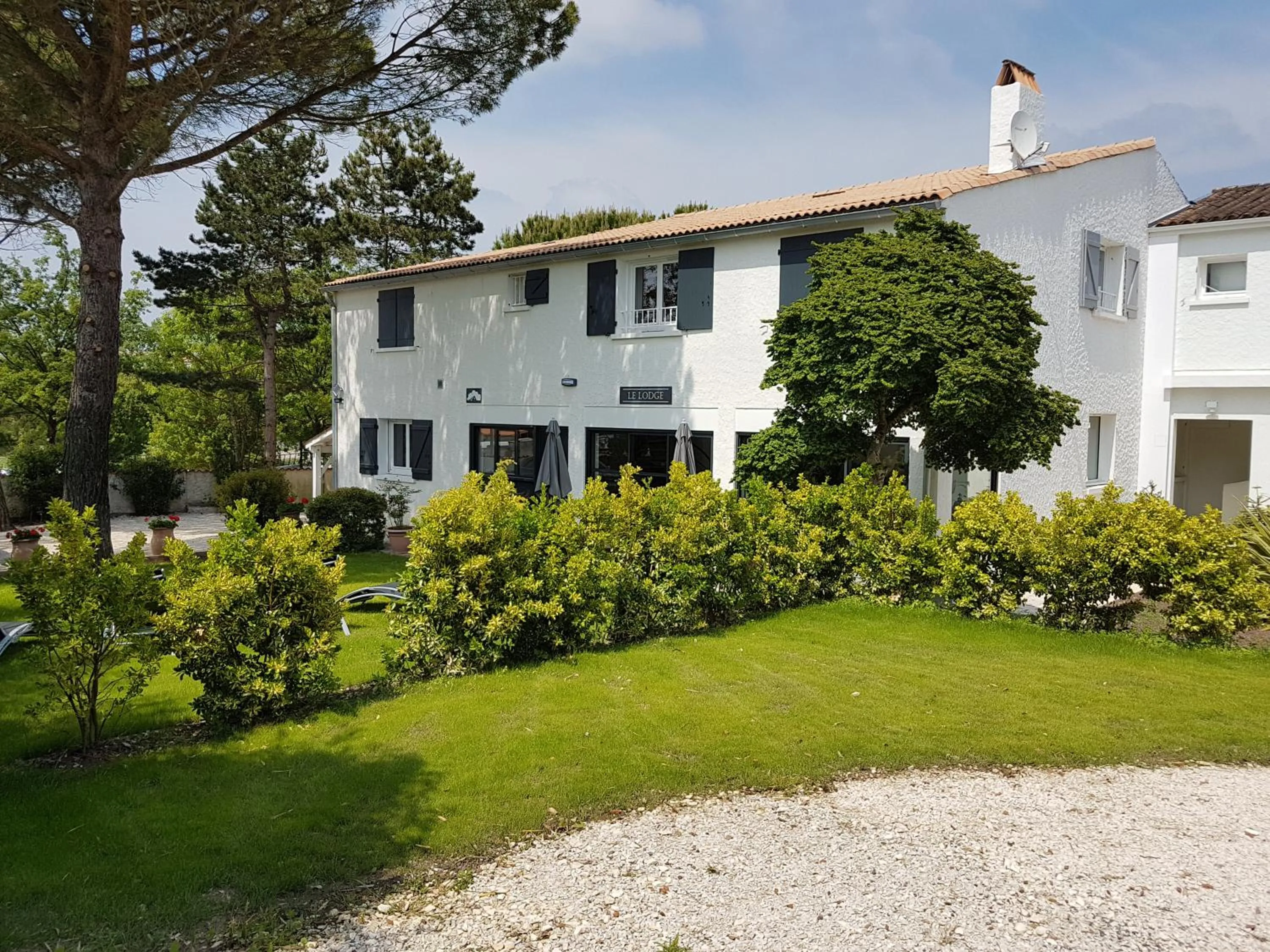 Property building in Le lodge