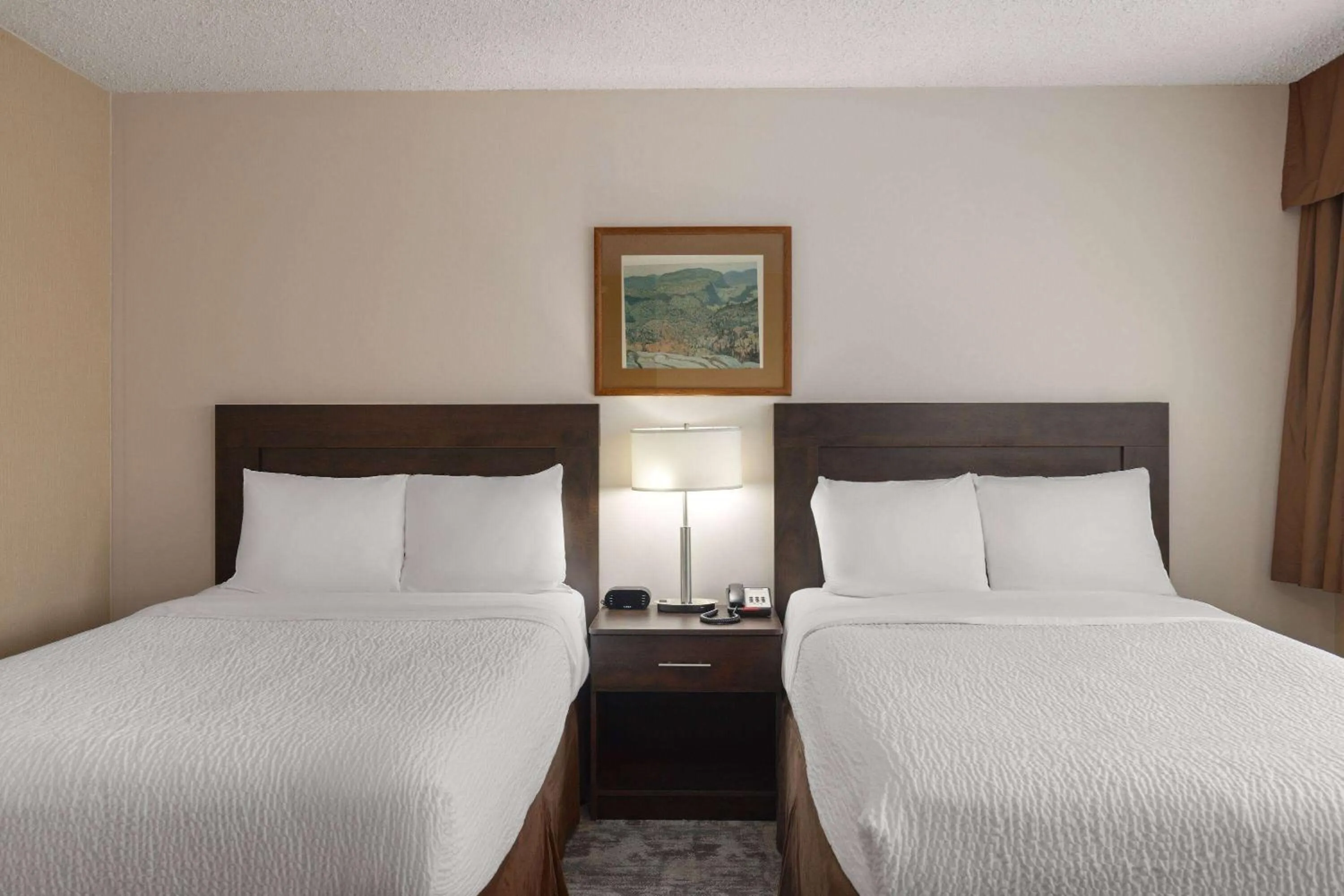 Photo of the whole room, Bed in Travelodge by Wyndham Thunder Bay ON