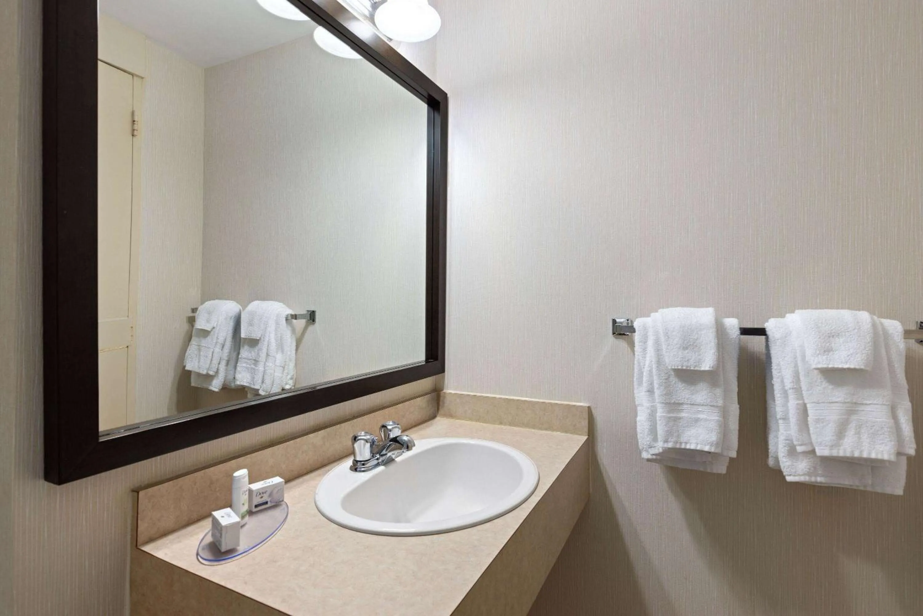 TV and multimedia in Travelodge by Wyndham Thunder Bay ON