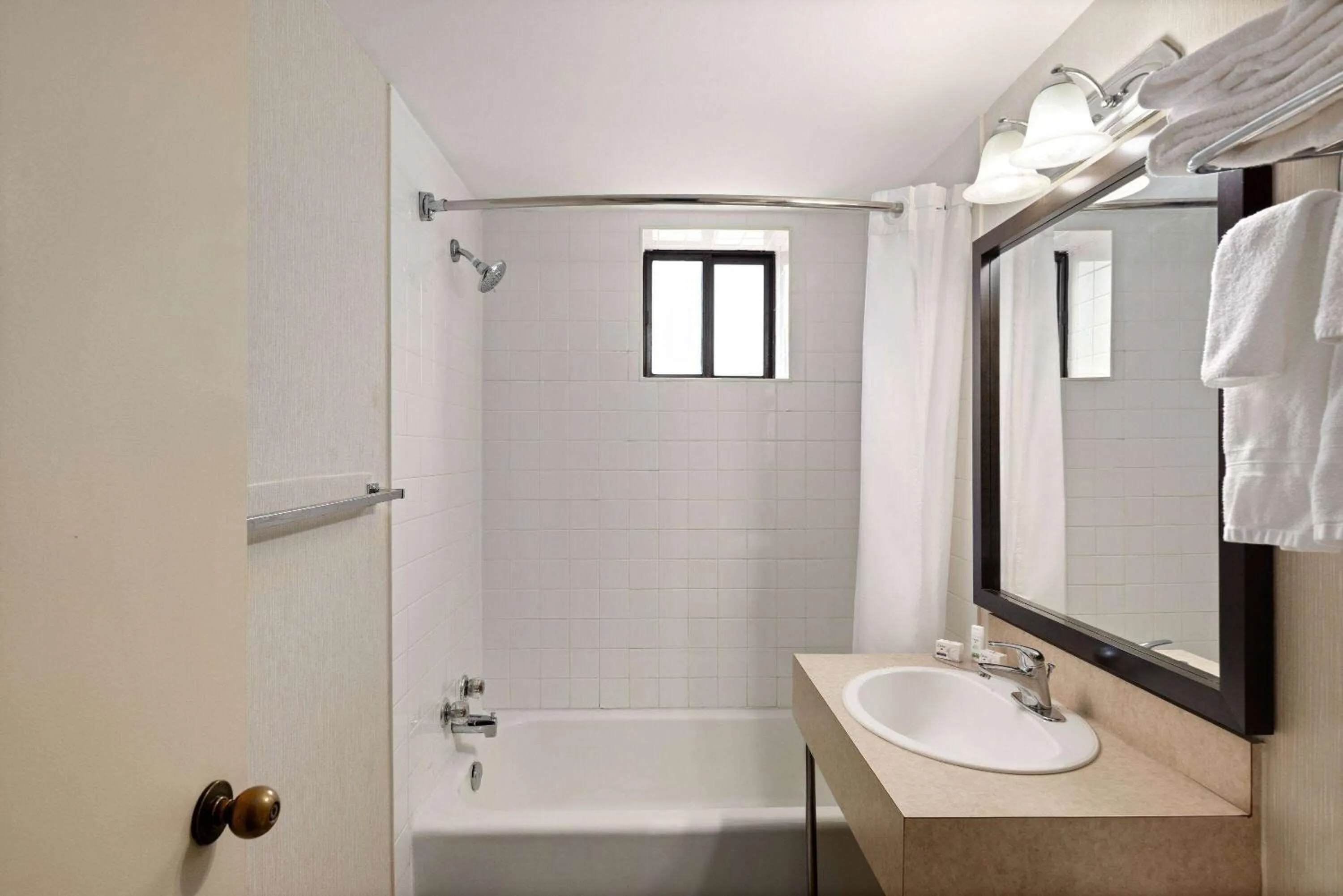 TV and multimedia in Travelodge by Wyndham Thunder Bay ON