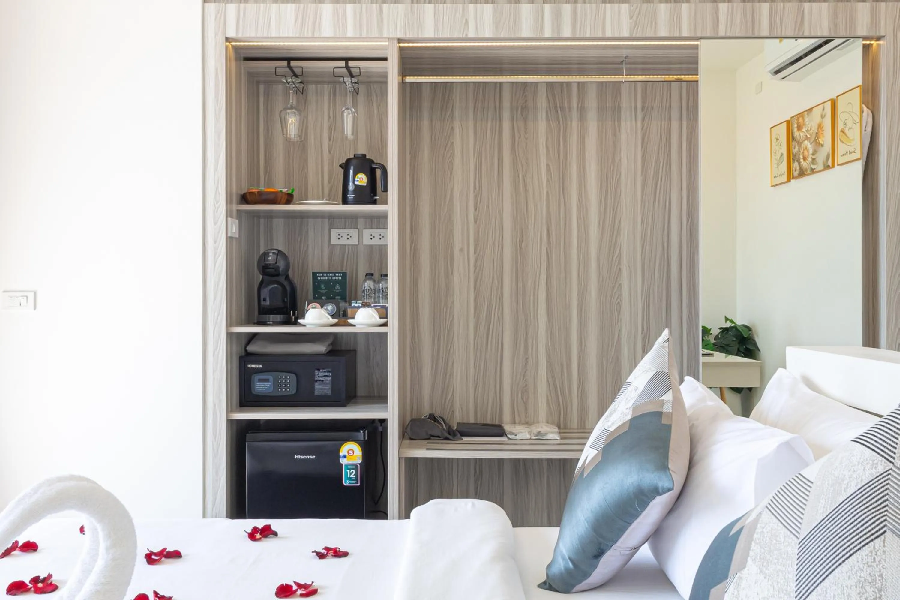 Bedroom, Bed in Three Trees Samui Resort - Sarocha Villa