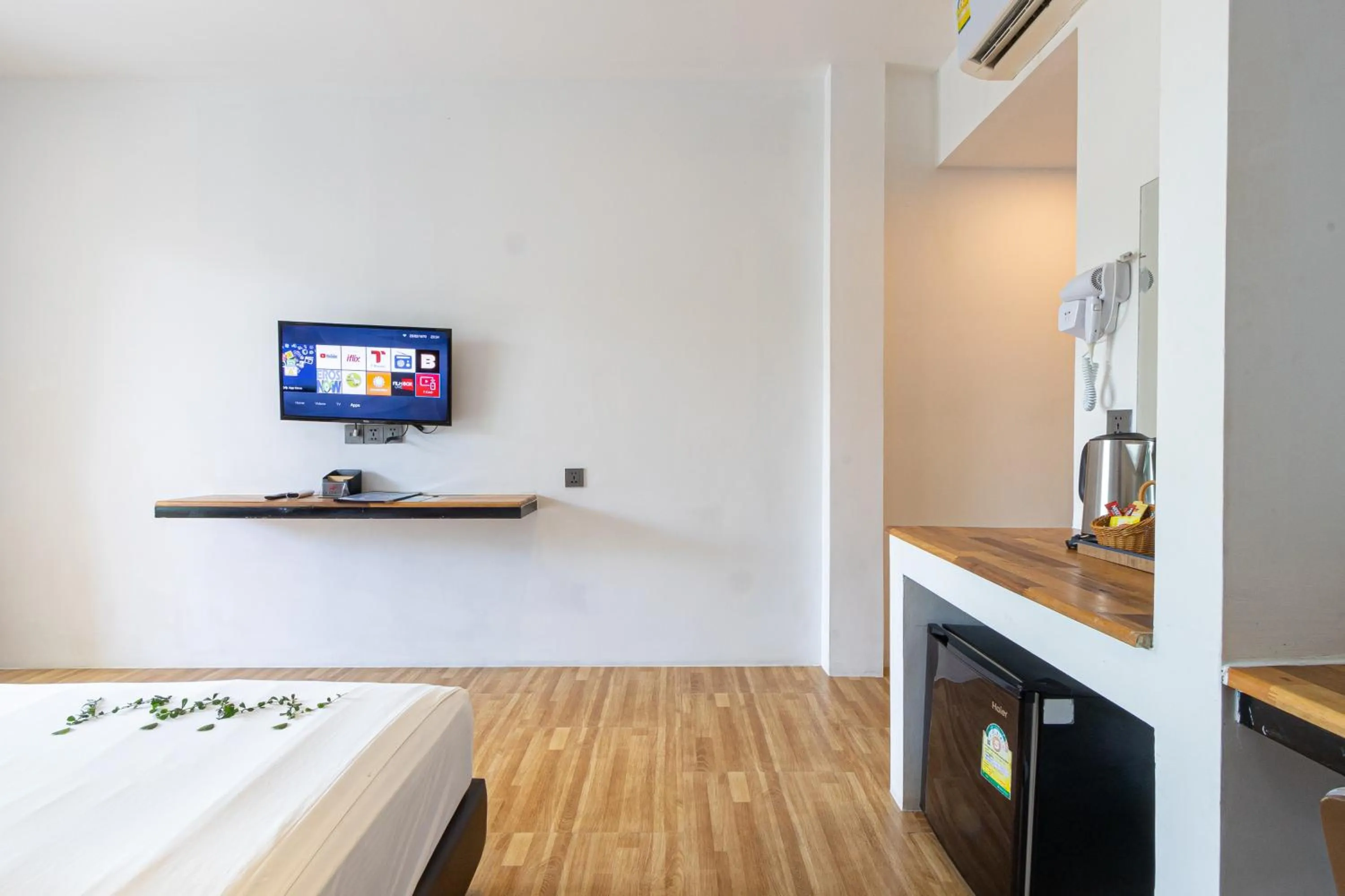 Bedroom, Bed in Three Trees Samui Resort - Sarocha Villa