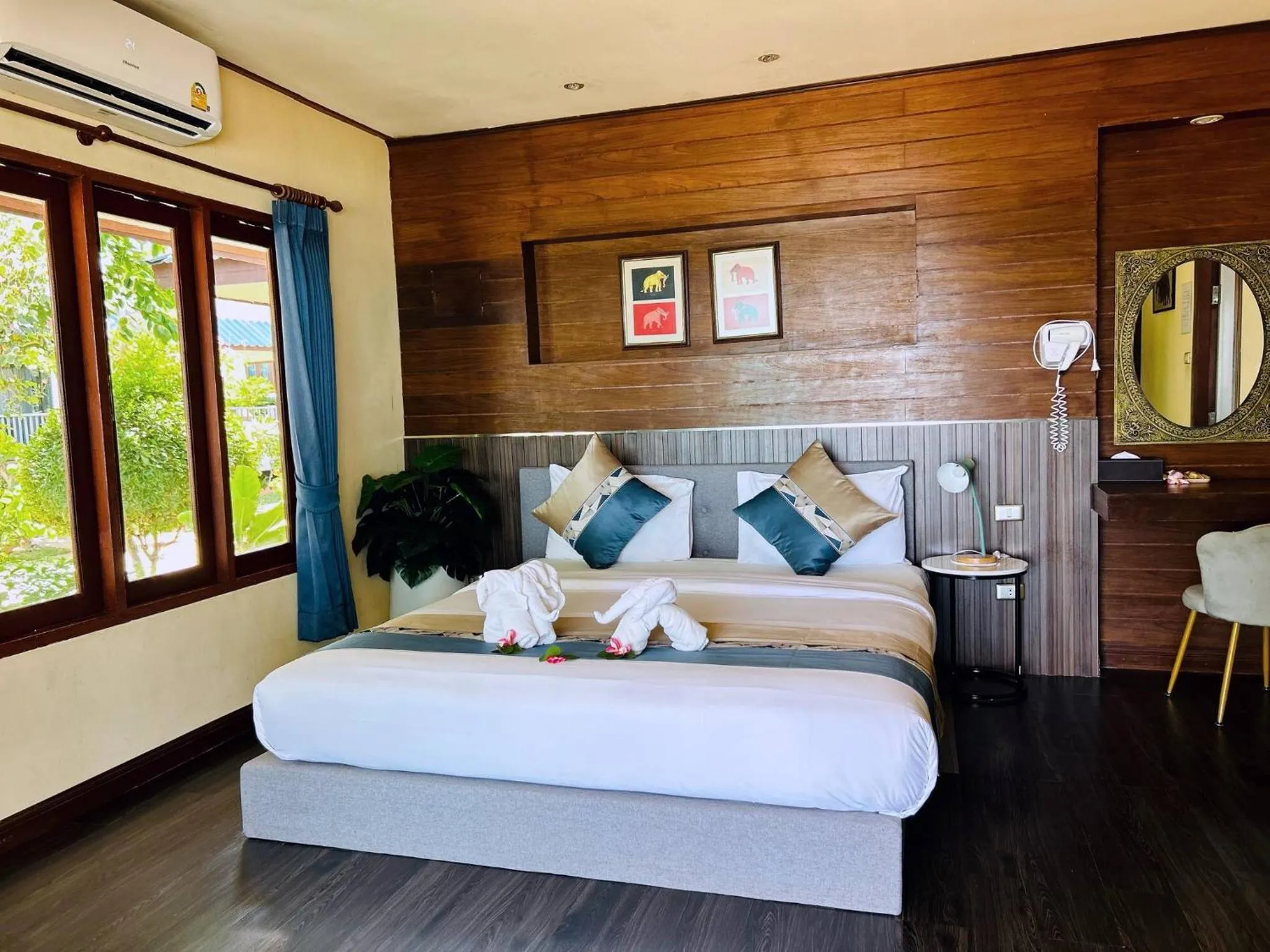 Bed in Three Trees Samui Resort - Sarocha Villa