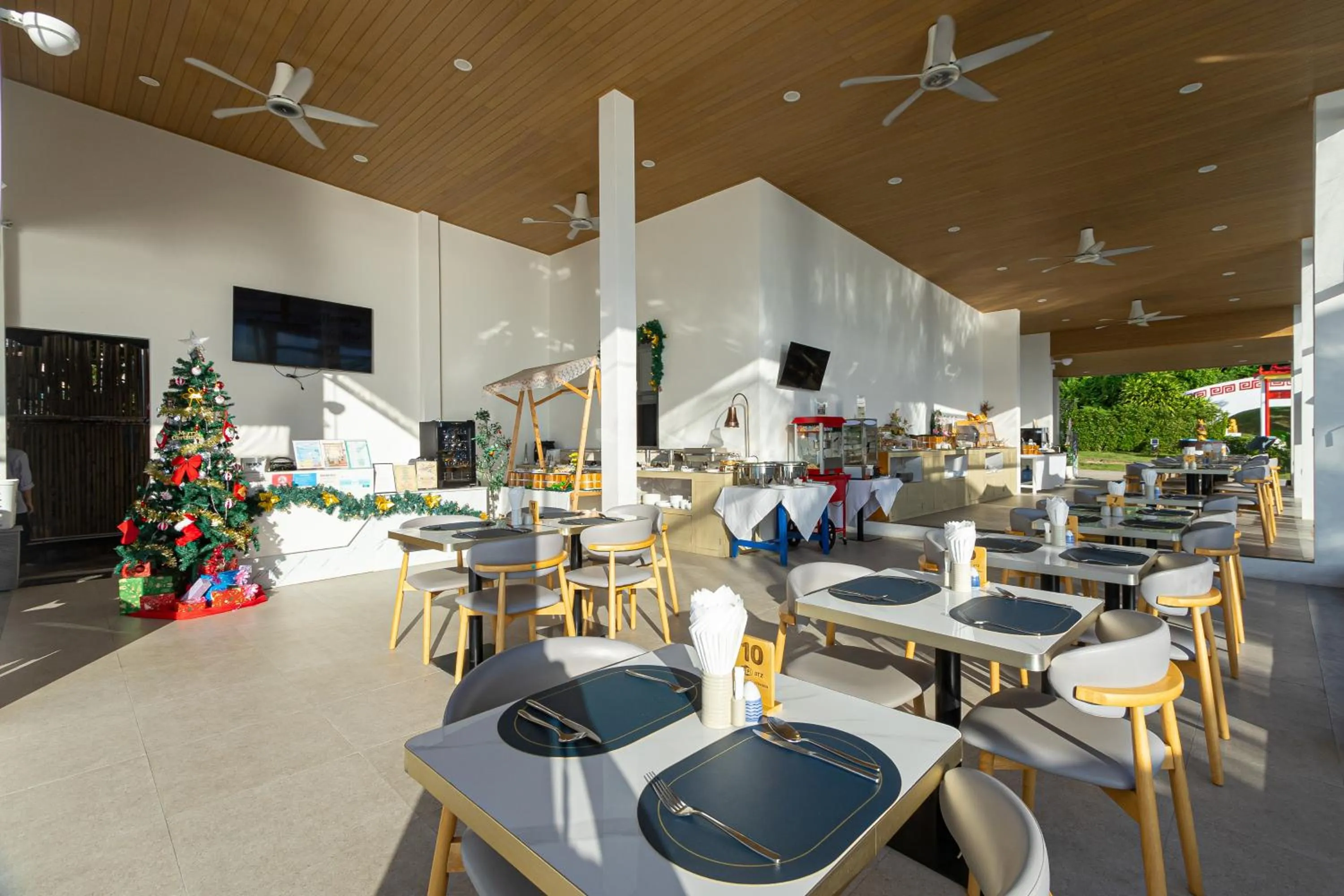 Restaurant/places to eat in Three Trees Samui Resort - Sarocha Villa