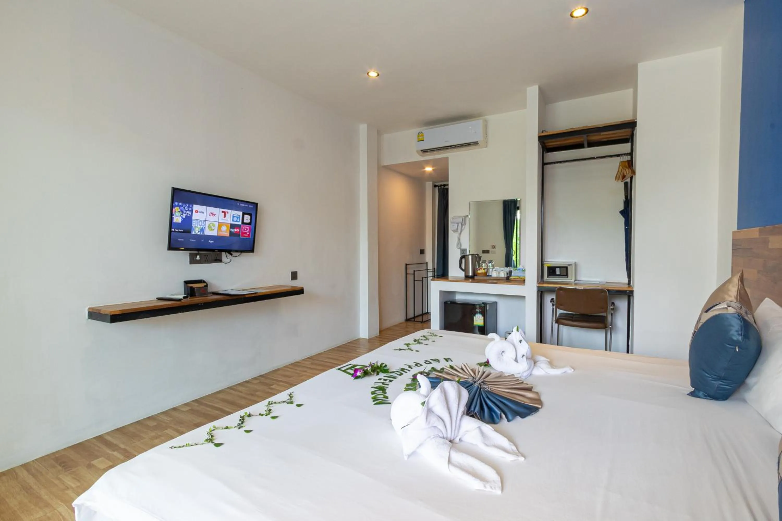 Bed in Three Trees Samui Resort - Sarocha Villa