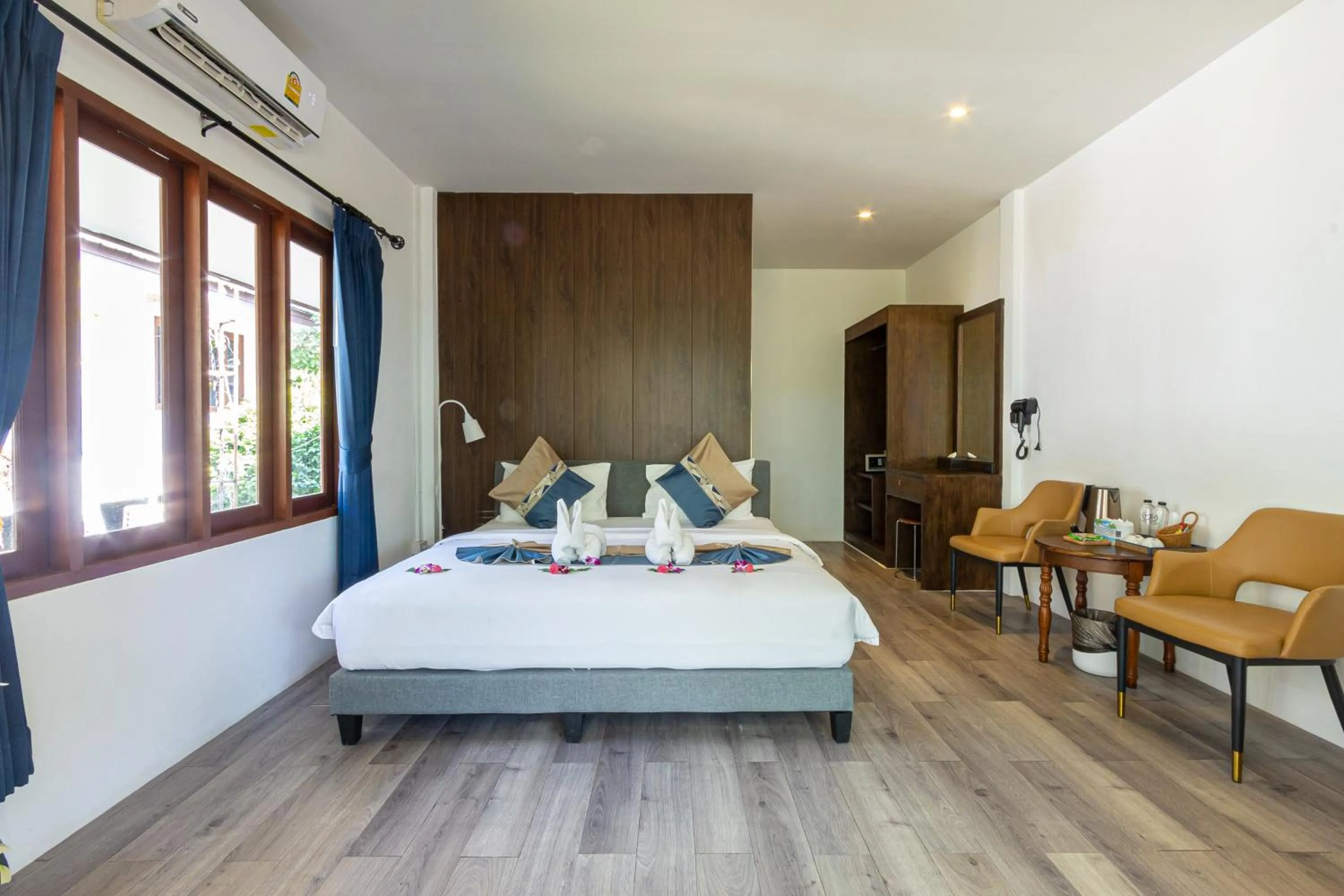 Bed in Three Trees Samui Resort - Sarocha Villa