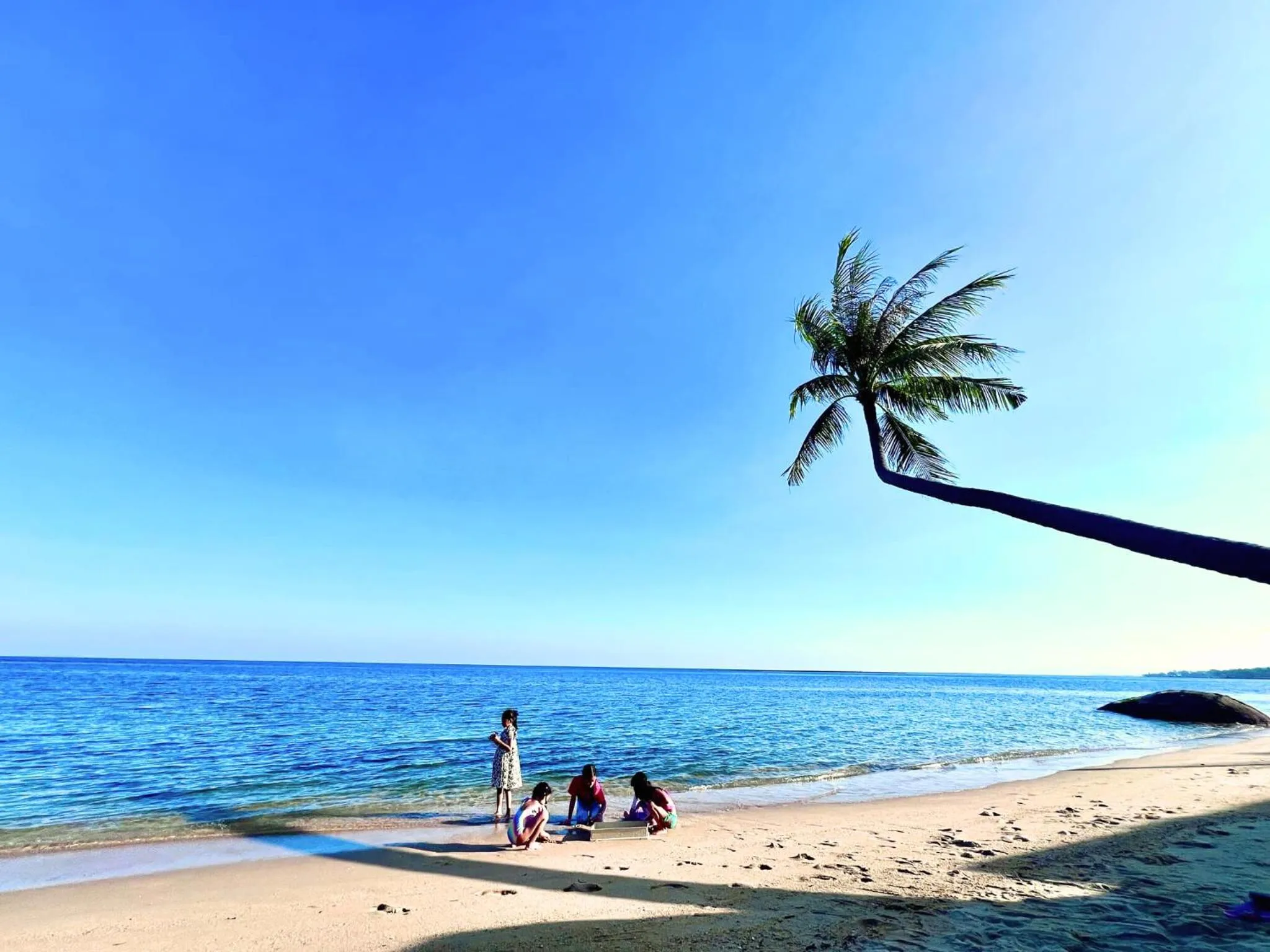 Beach in Three Trees Samui Resort - Sarocha Villa
