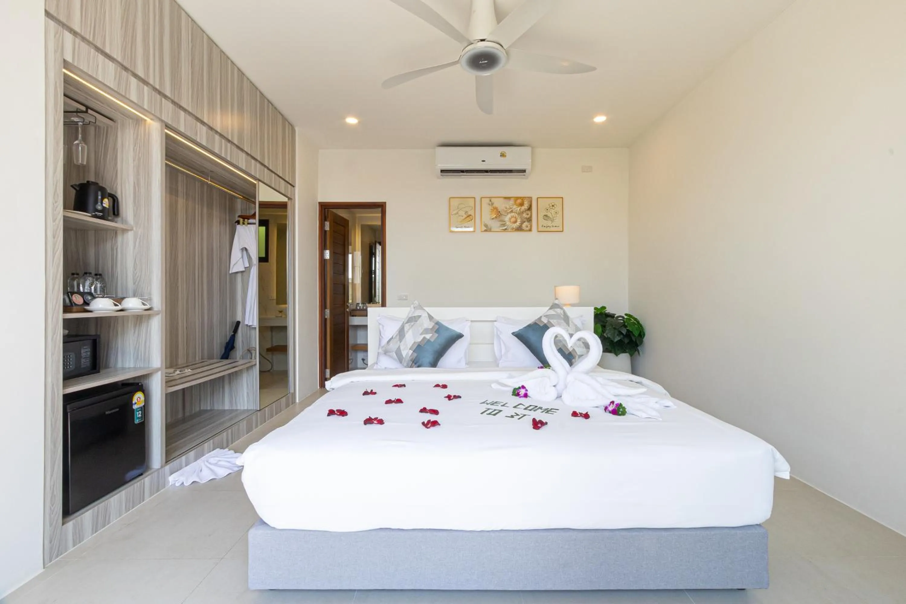 Bedroom, Bed in Three Trees Samui Resort - Sarocha Villa