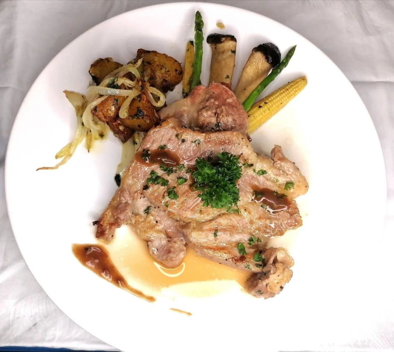 Food and drinks in Three Trees Samui Resort - Sarocha Villa