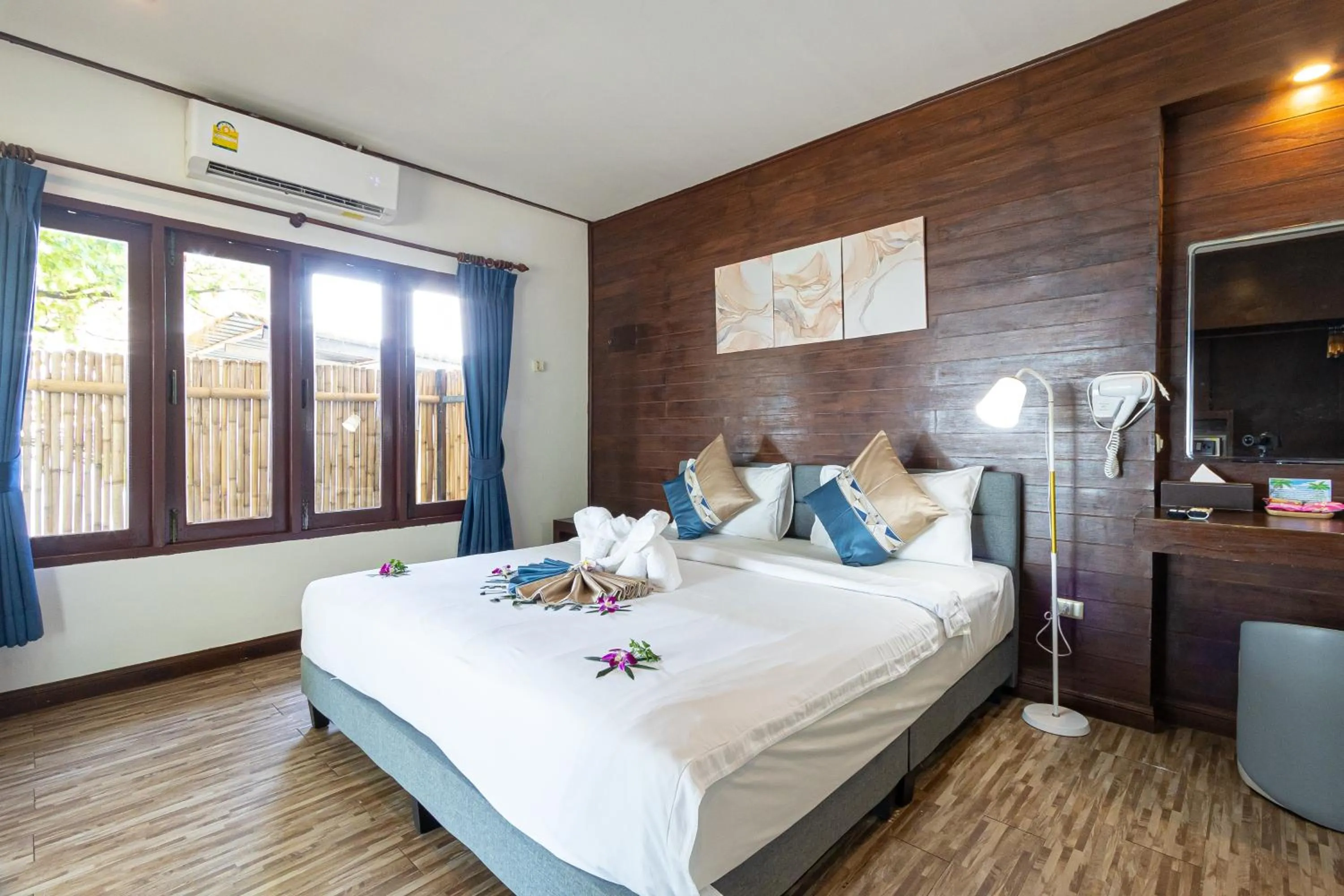 Bedroom, Bed in Three Trees Samui Resort - Sarocha Villa