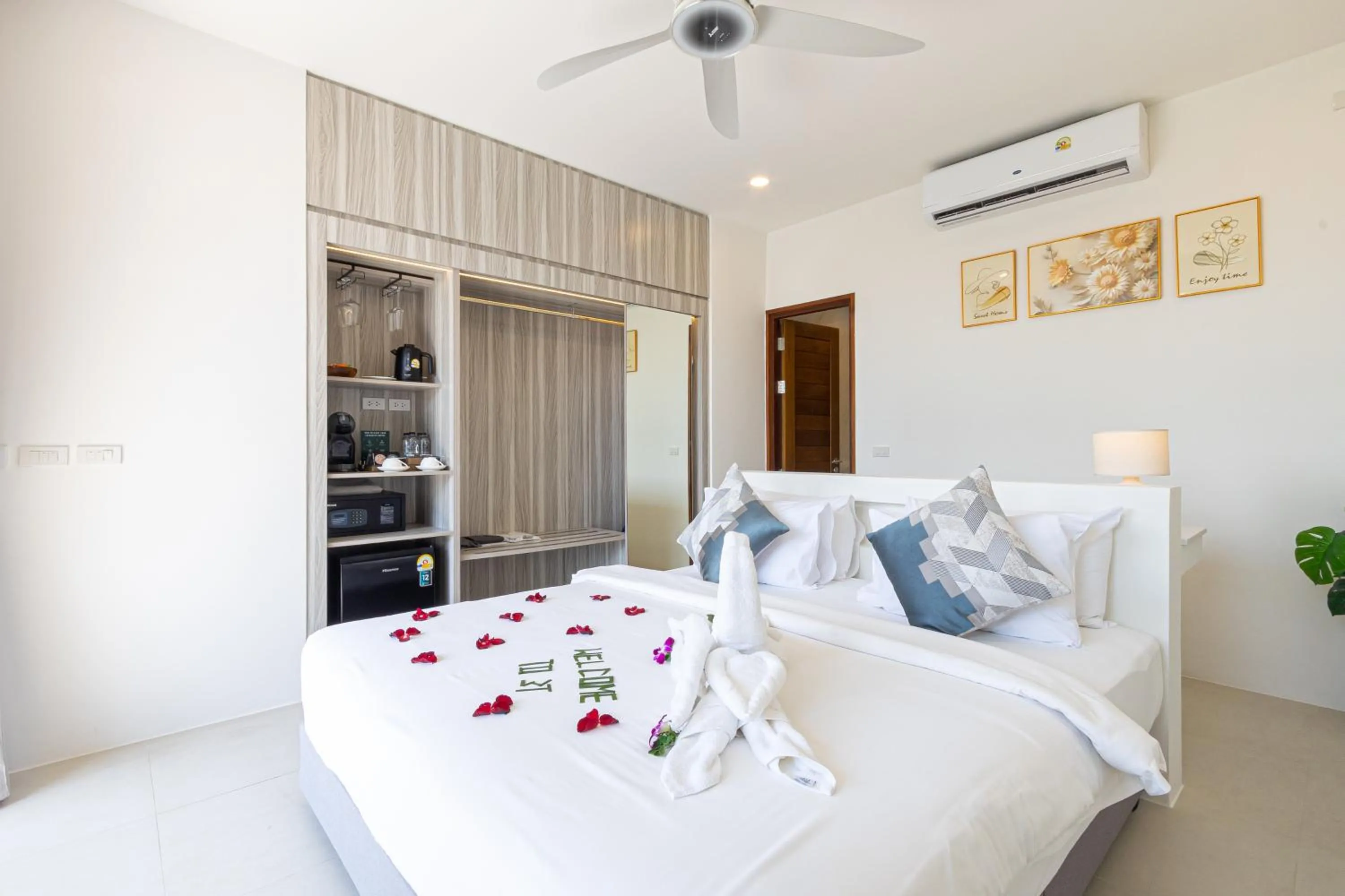 Bedroom, Bed in Three Trees Samui Resort - Sarocha Villa