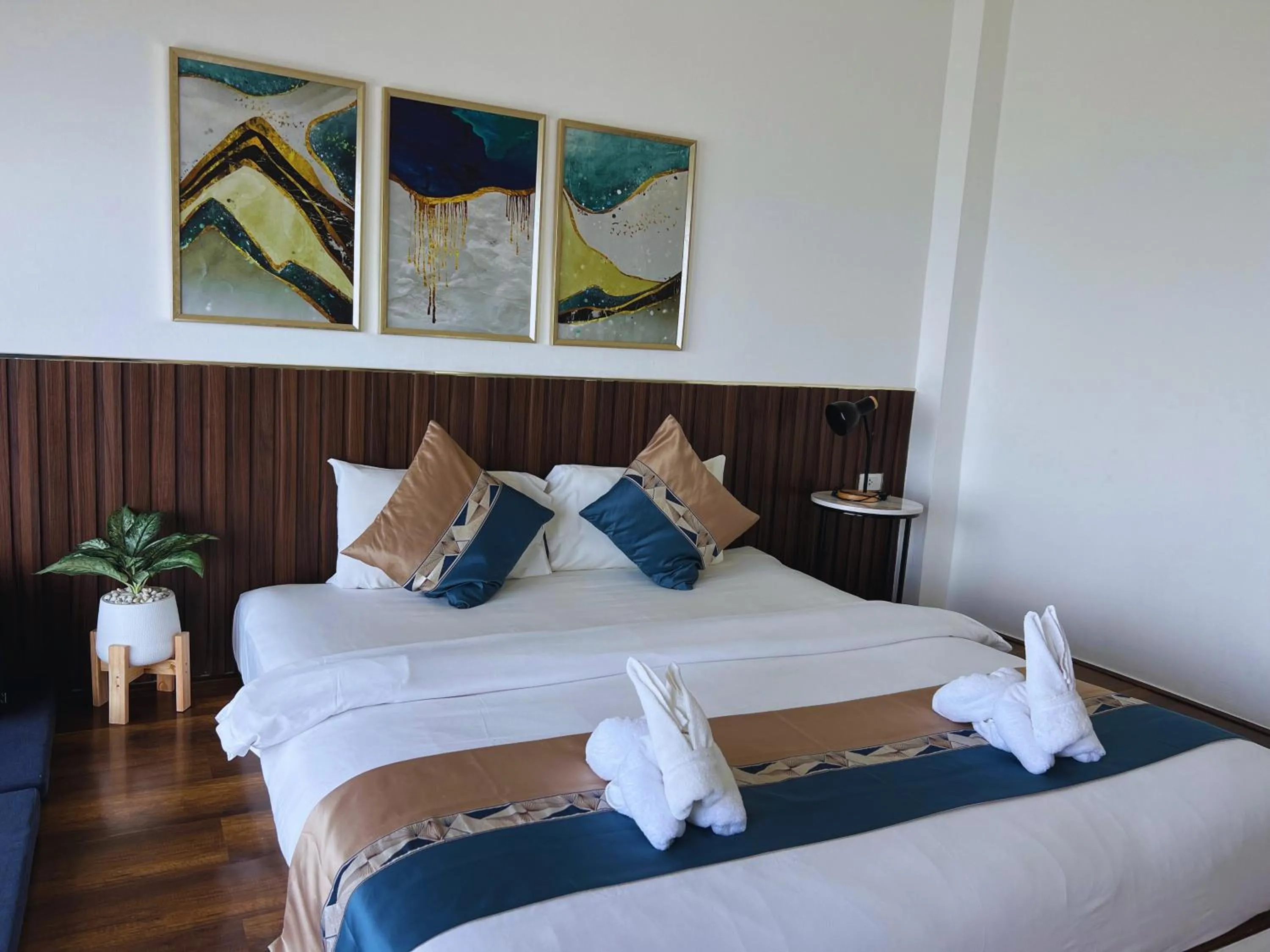 Bed in Three Trees Samui Resort - Sarocha Villa