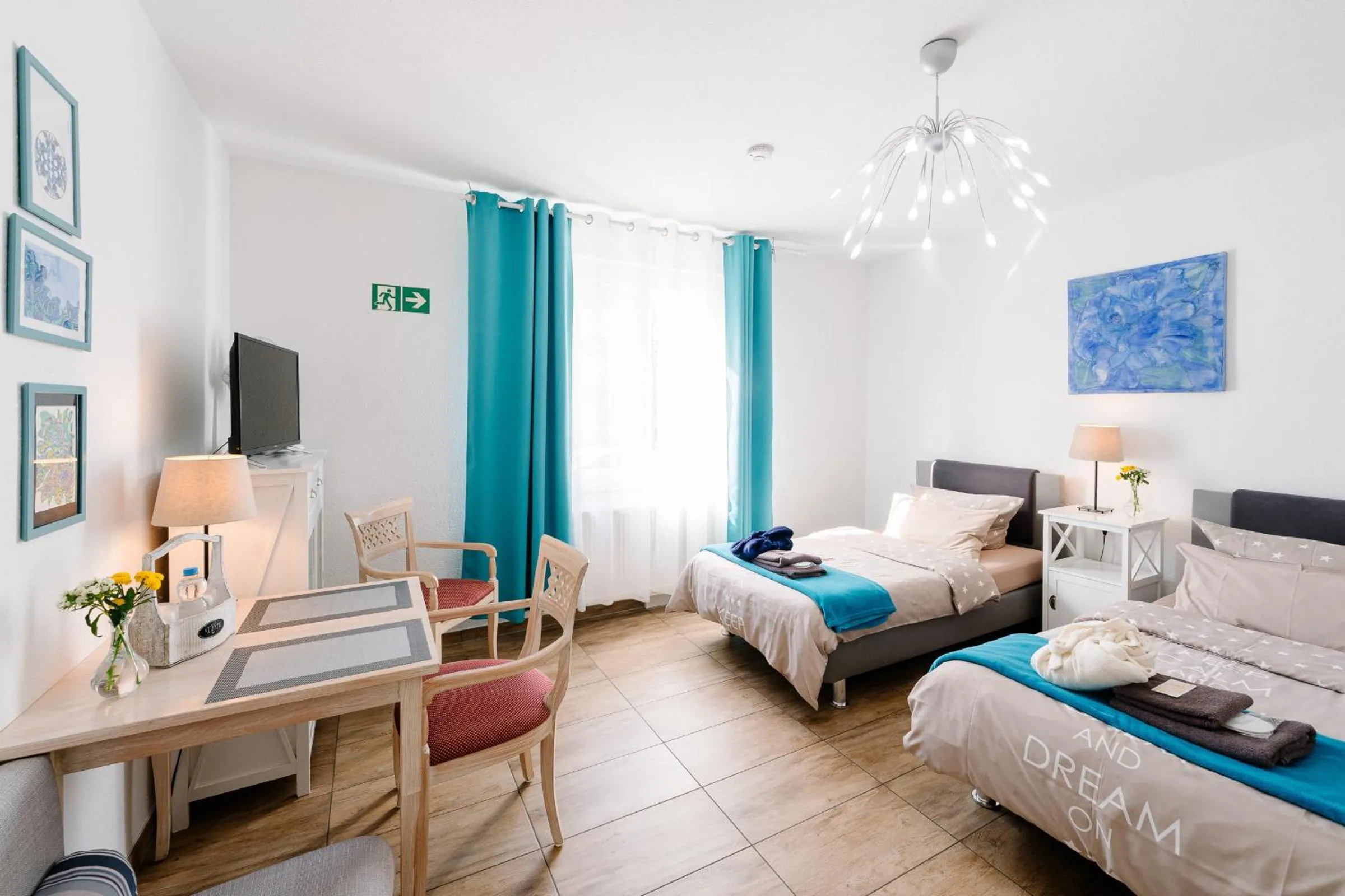 wardrobe, Bed in GästeHaus am Flughafen Düsseldorf