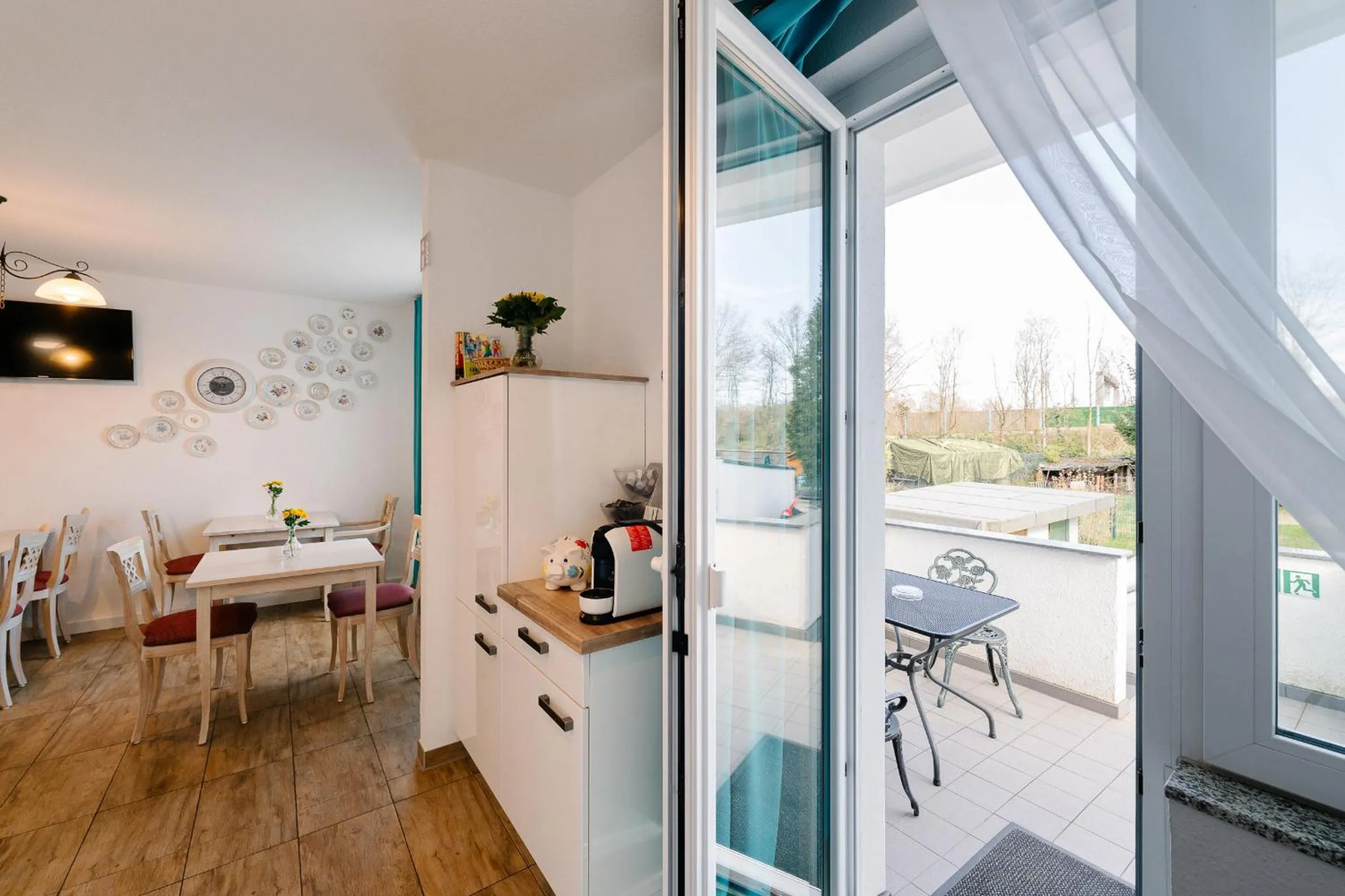 Communal lounge/ TV room in GästeHaus am Flughafen Düsseldorf