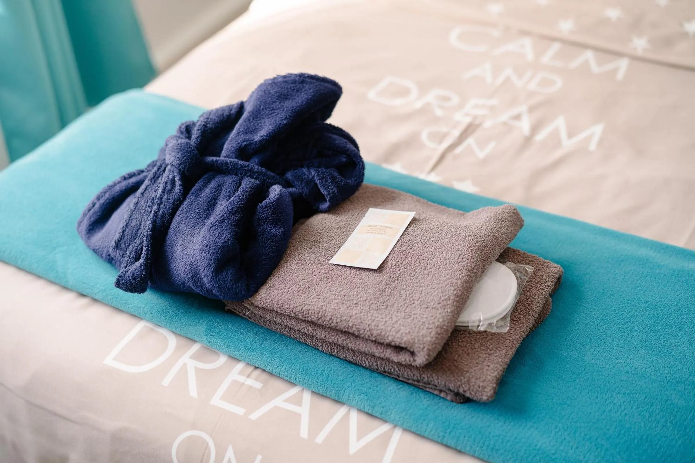 Photo of the whole room, Bed in GästeHaus am Flughafen Düsseldorf