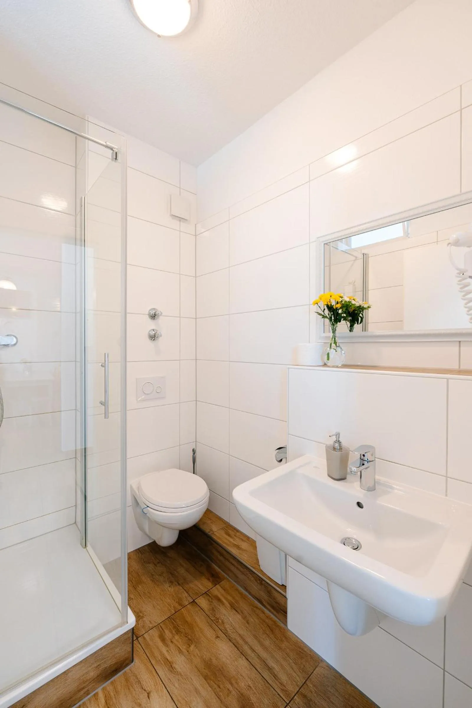 Shower in GästeHaus am Flughafen Düsseldorf