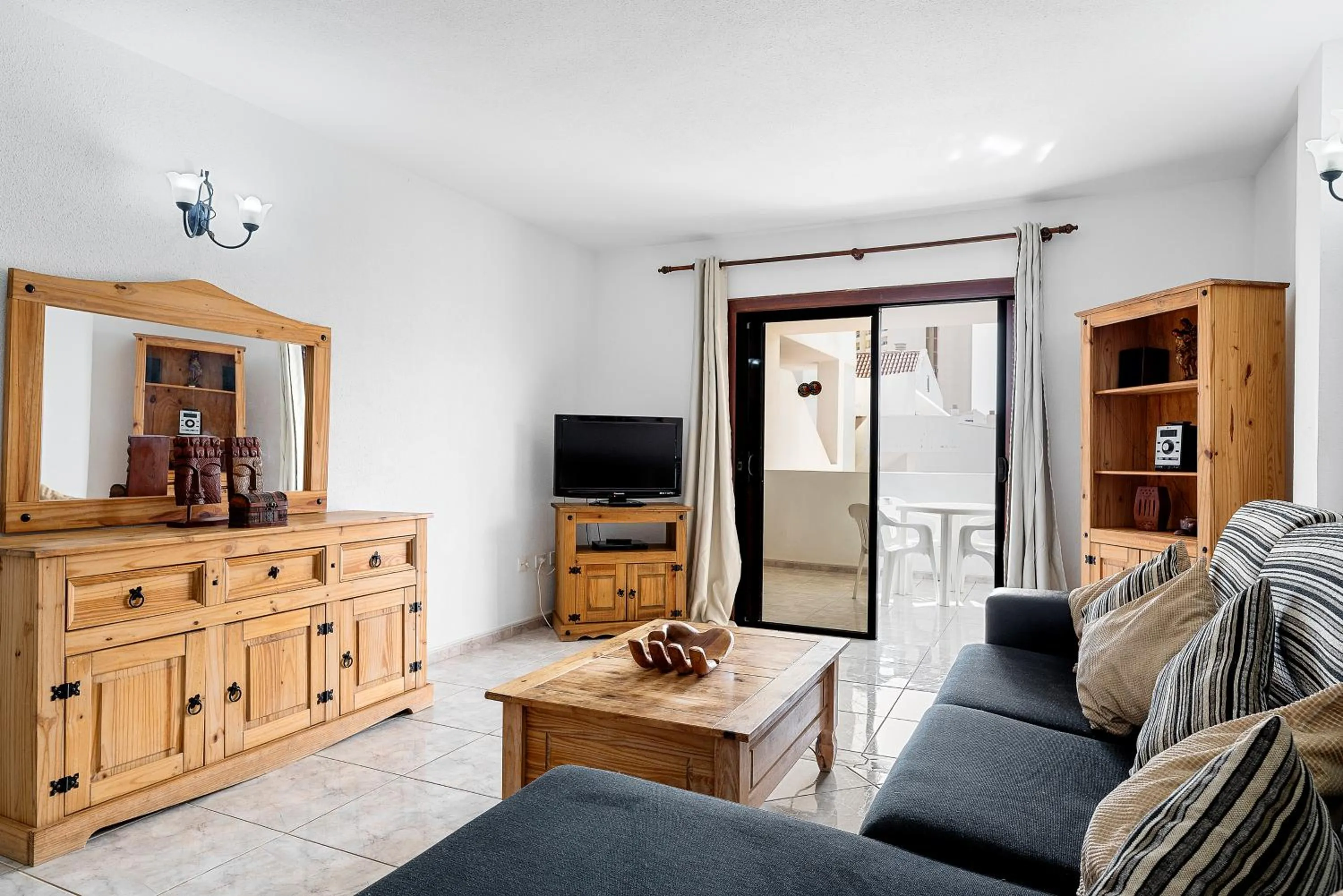 TV and multimedia in Paloma Beach Apartments