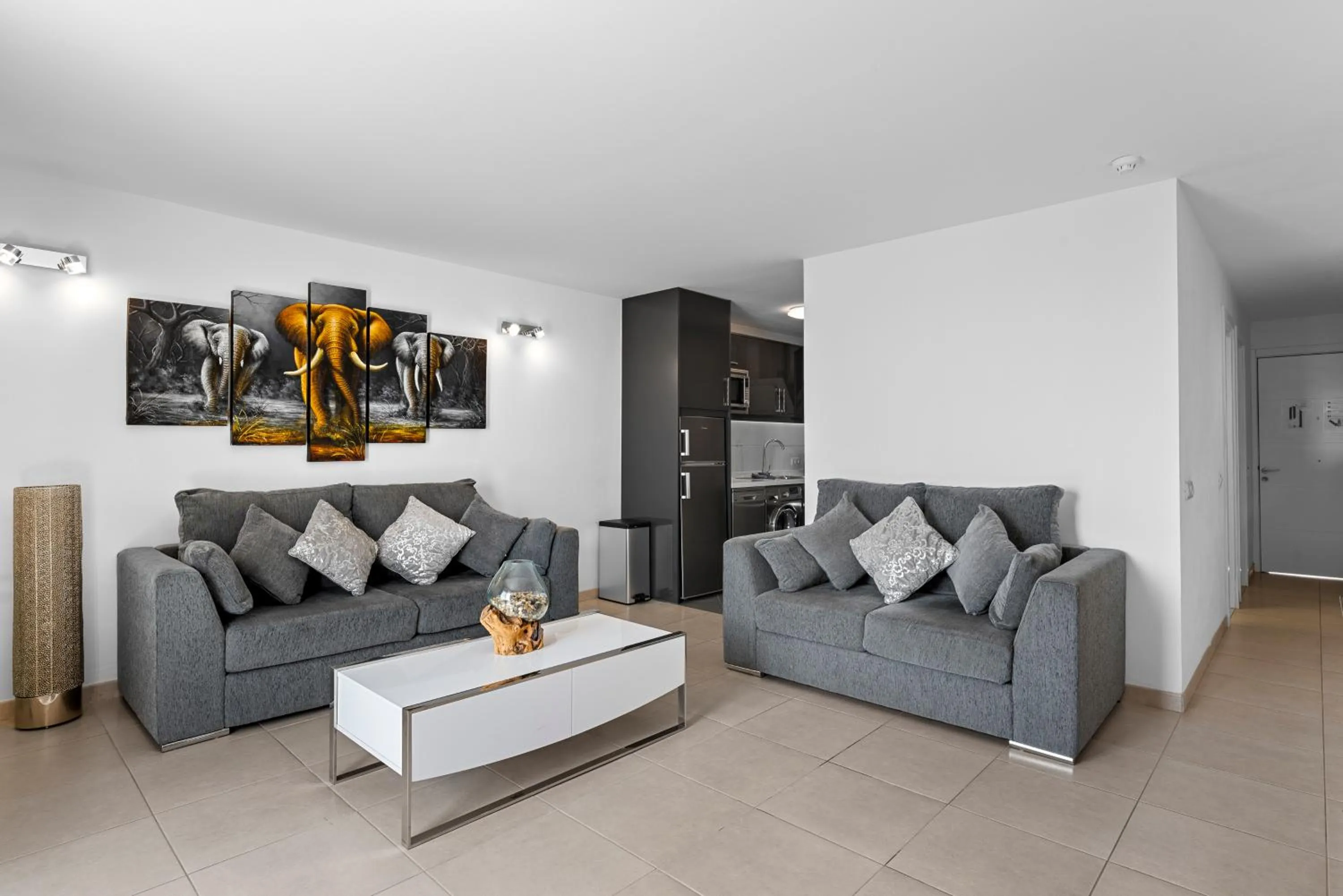 TV and multimedia in Paloma Beach Apartments