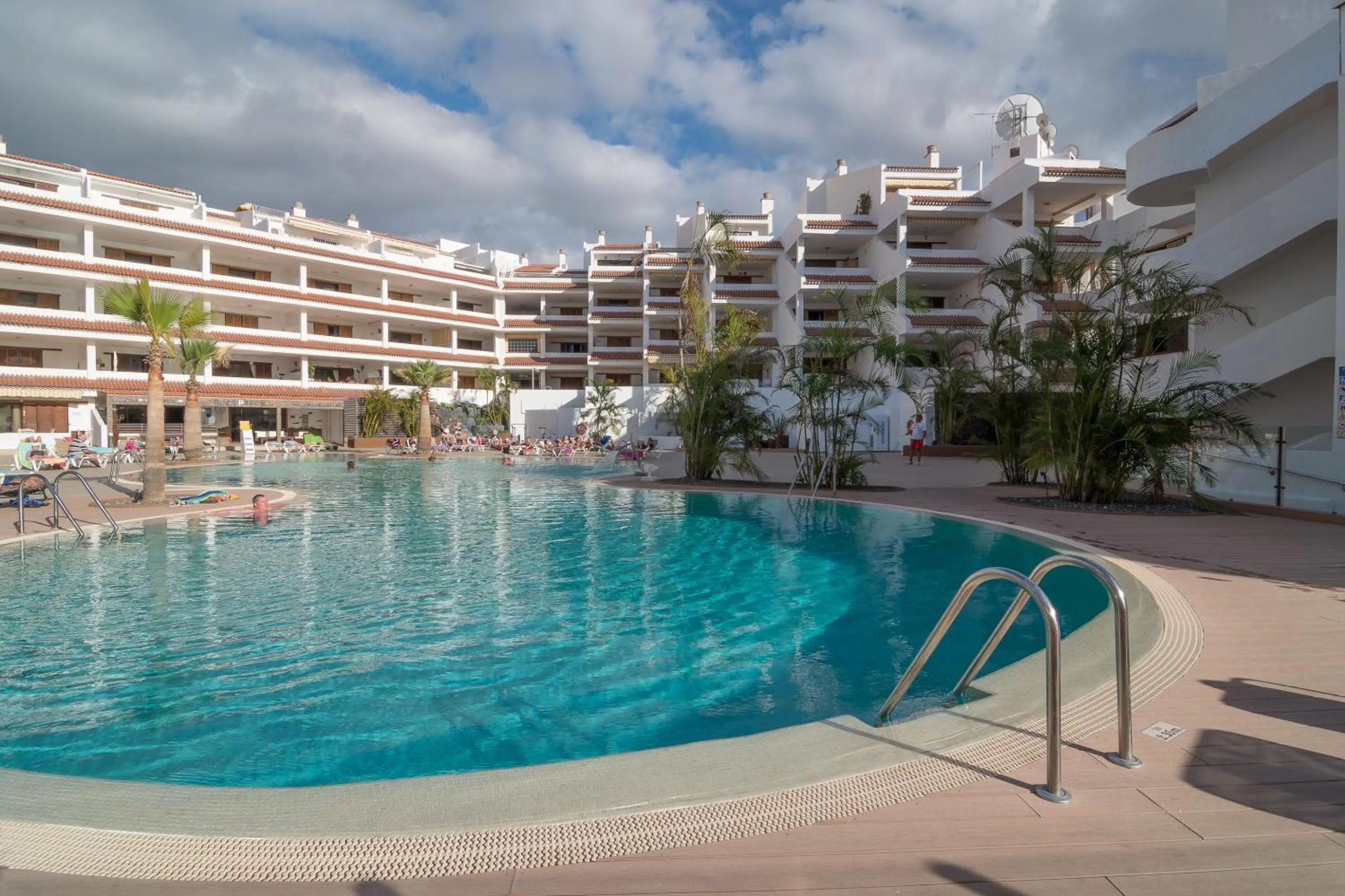 Swimming pool in Paloma Beach Apartments