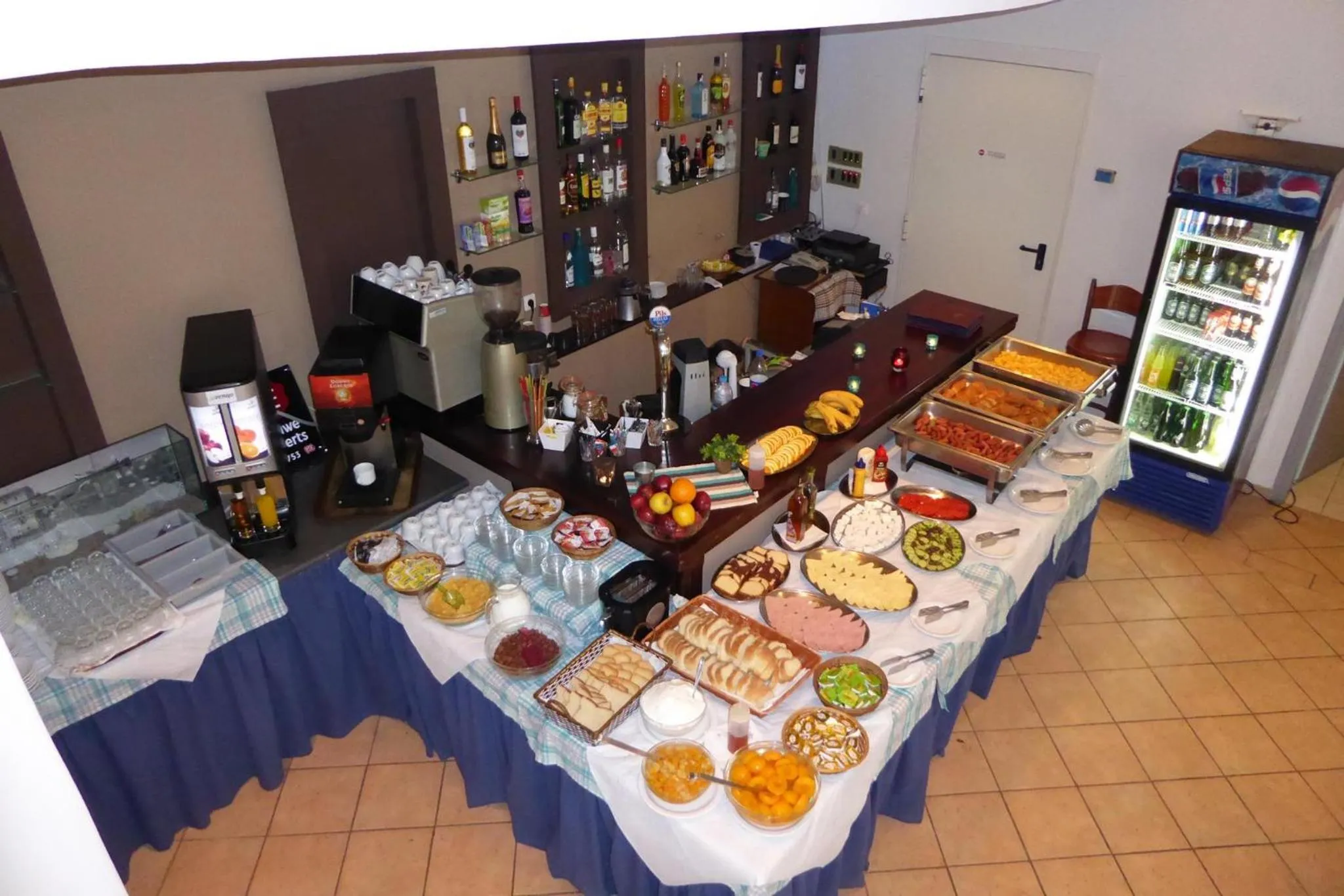 Buffet breakfast in Govino Bay