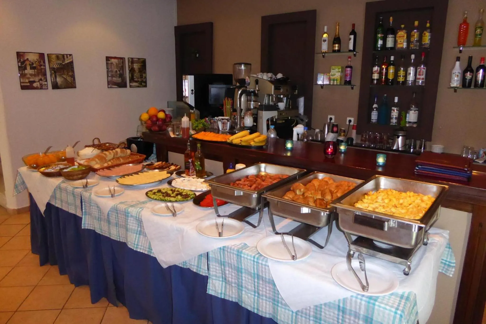 Buffet breakfast in Govino Bay