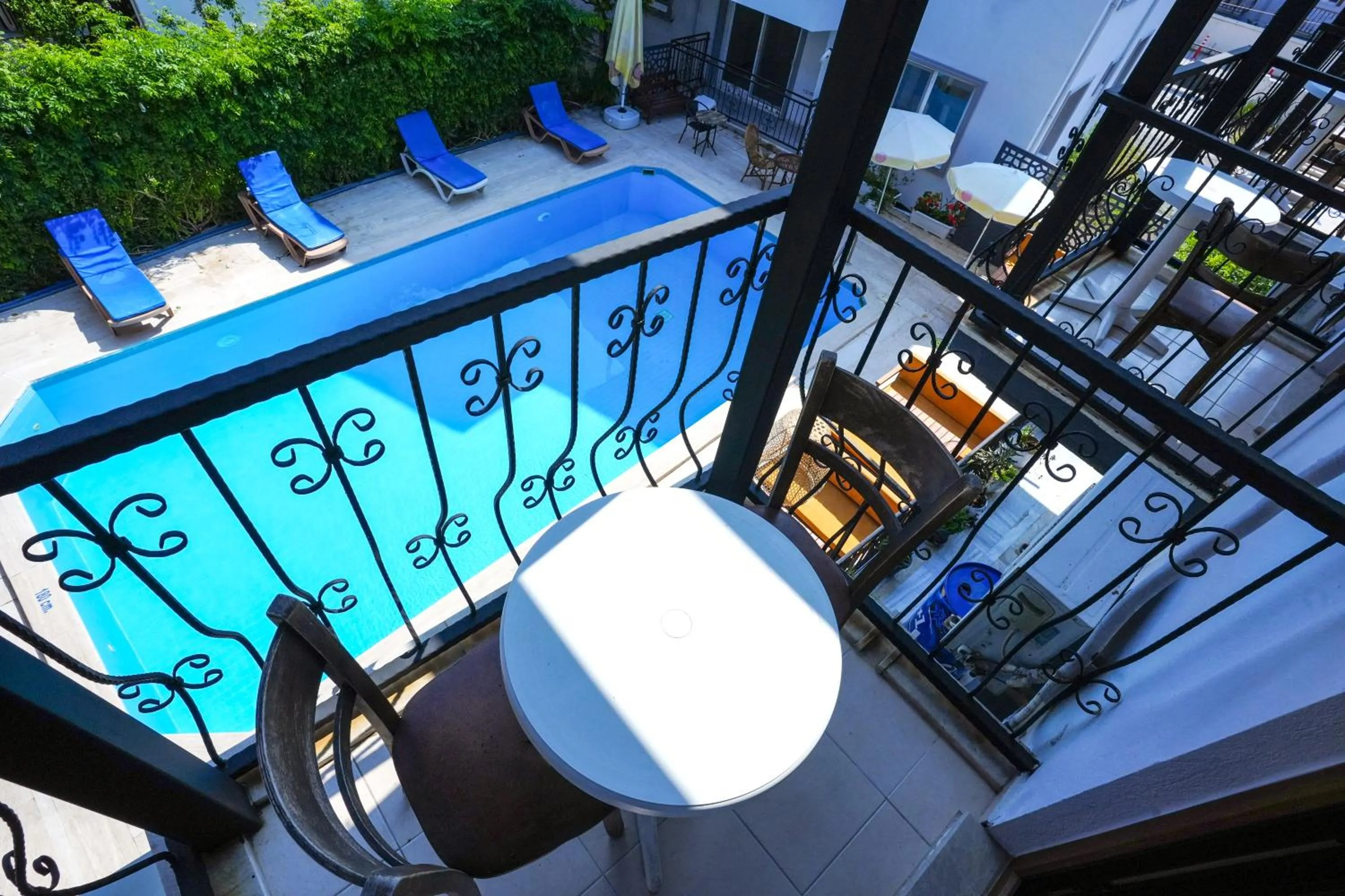 Four Seasons Apart Hotel