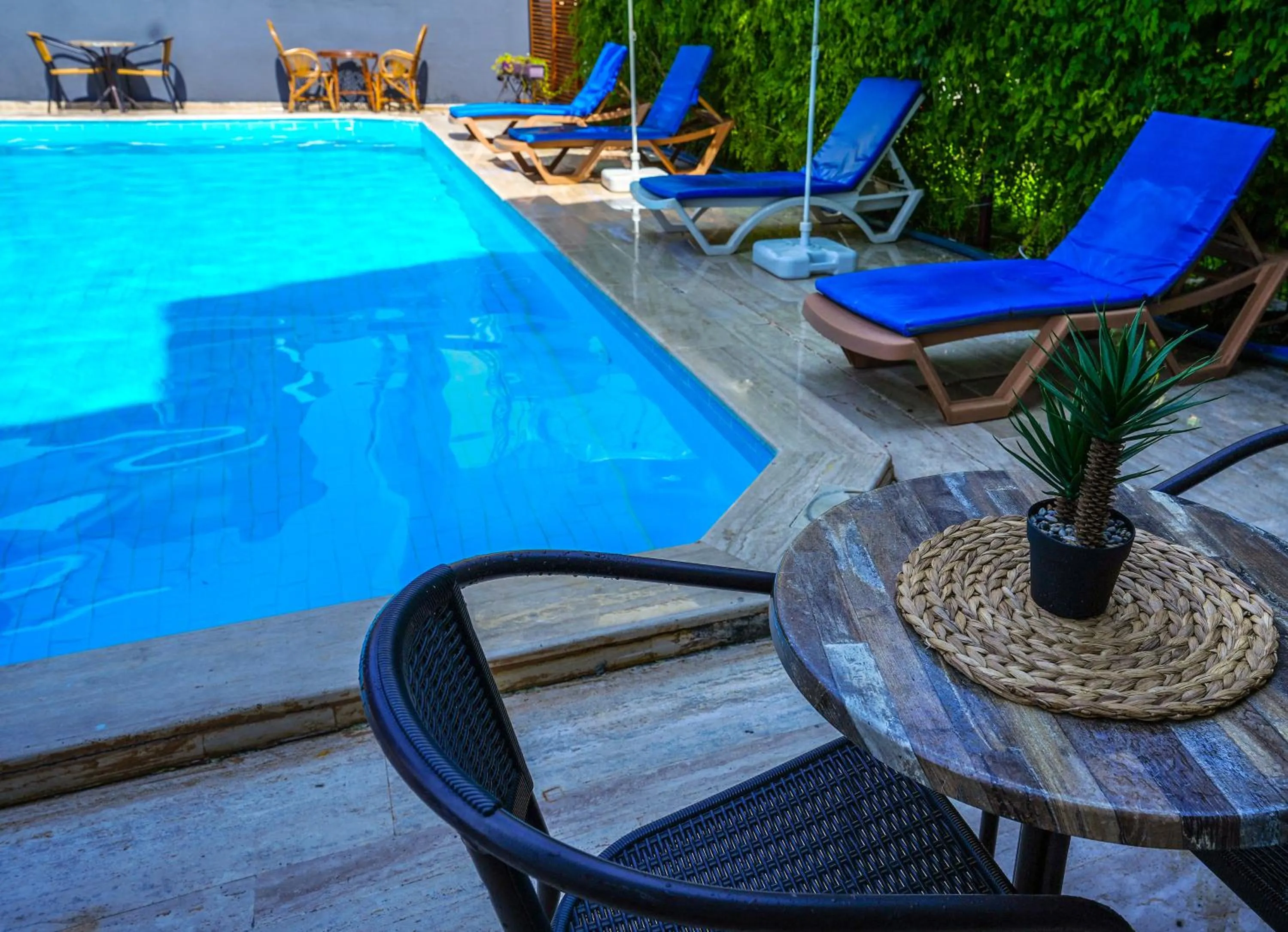 Four Seasons Apart Hotel