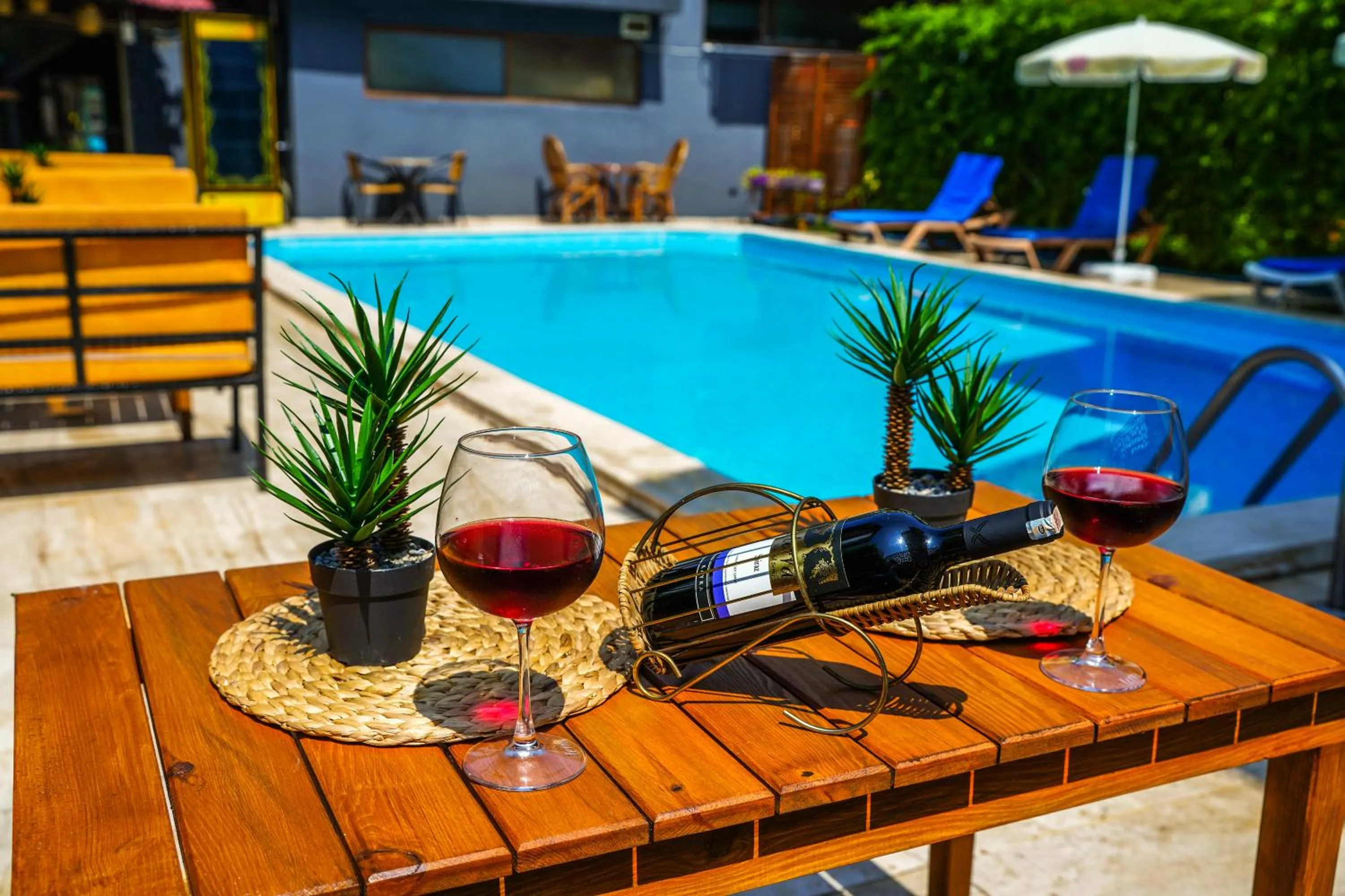 Food and drinks in Four Seasons Apart Hotel