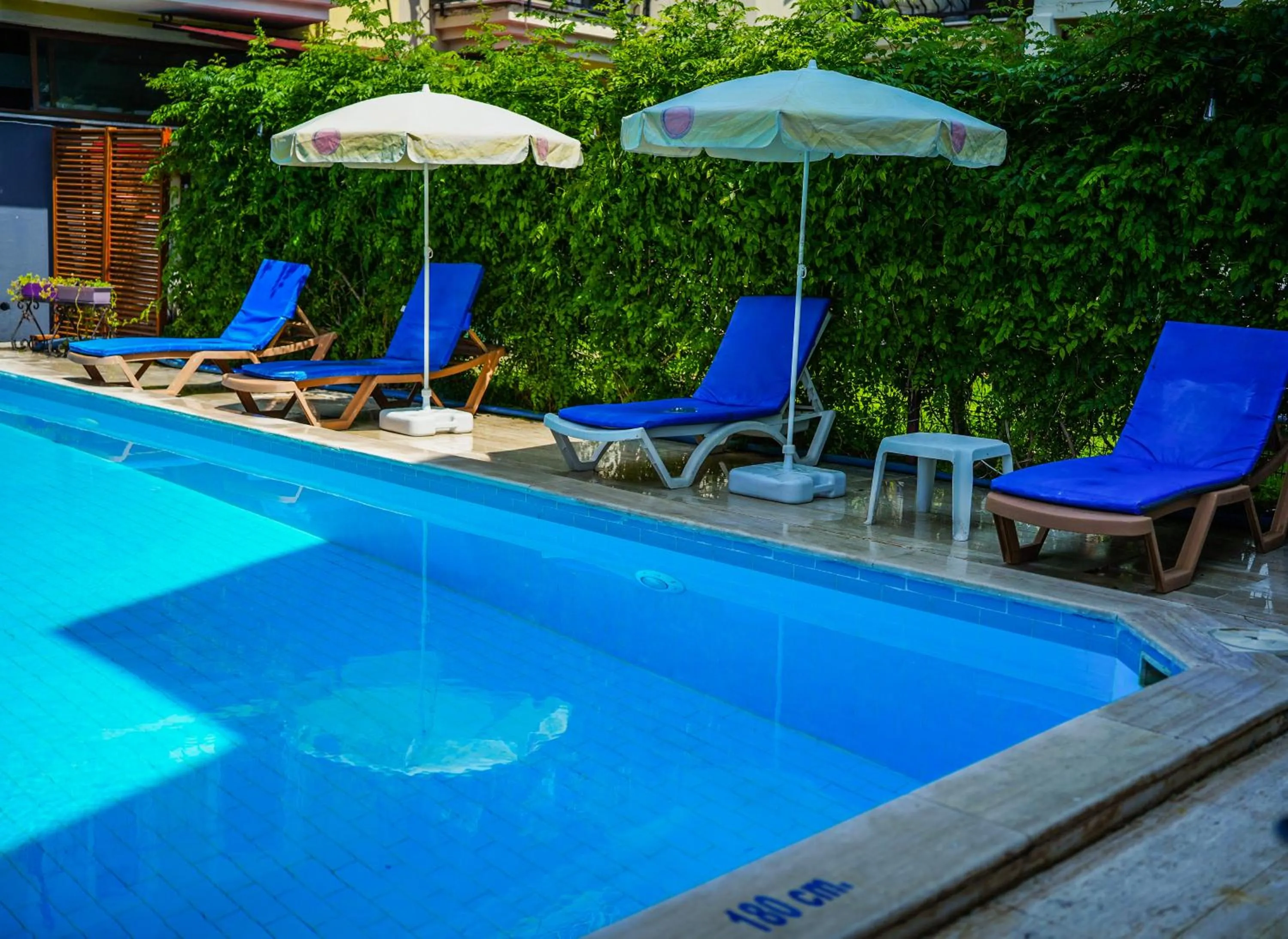 Four Seasons Apart Hotel