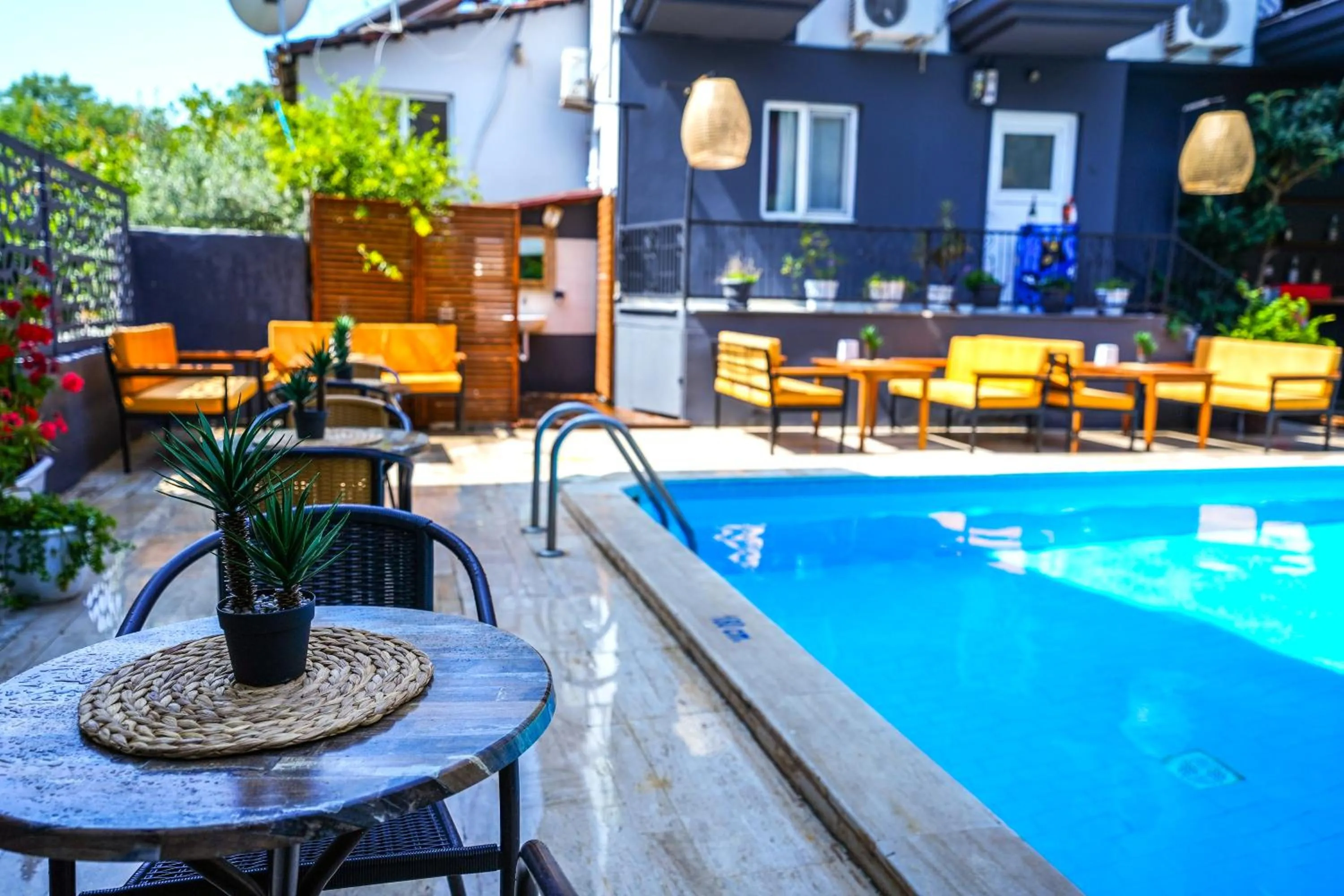 Four Seasons Apart Hotel