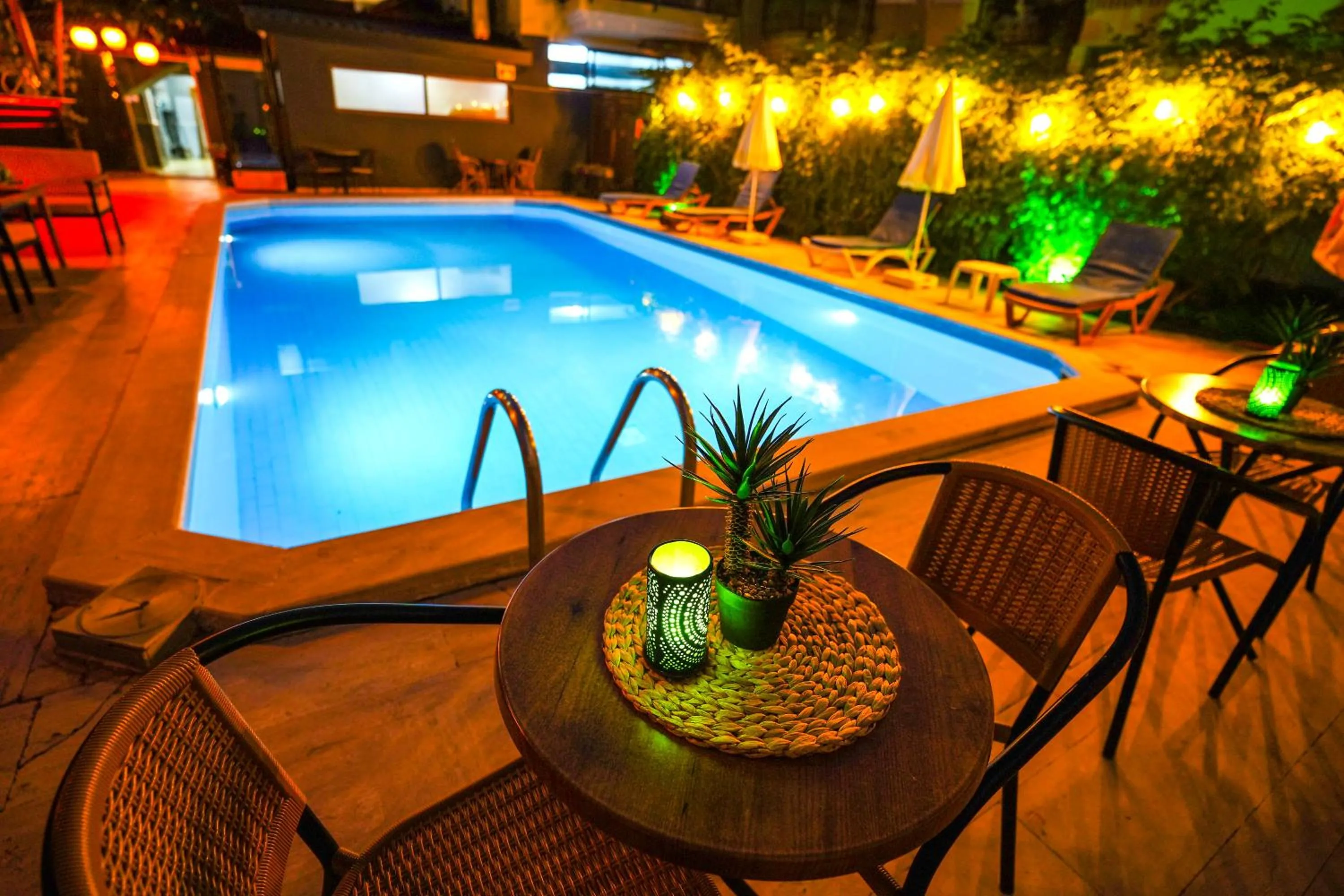 Four Seasons Apart Hotel