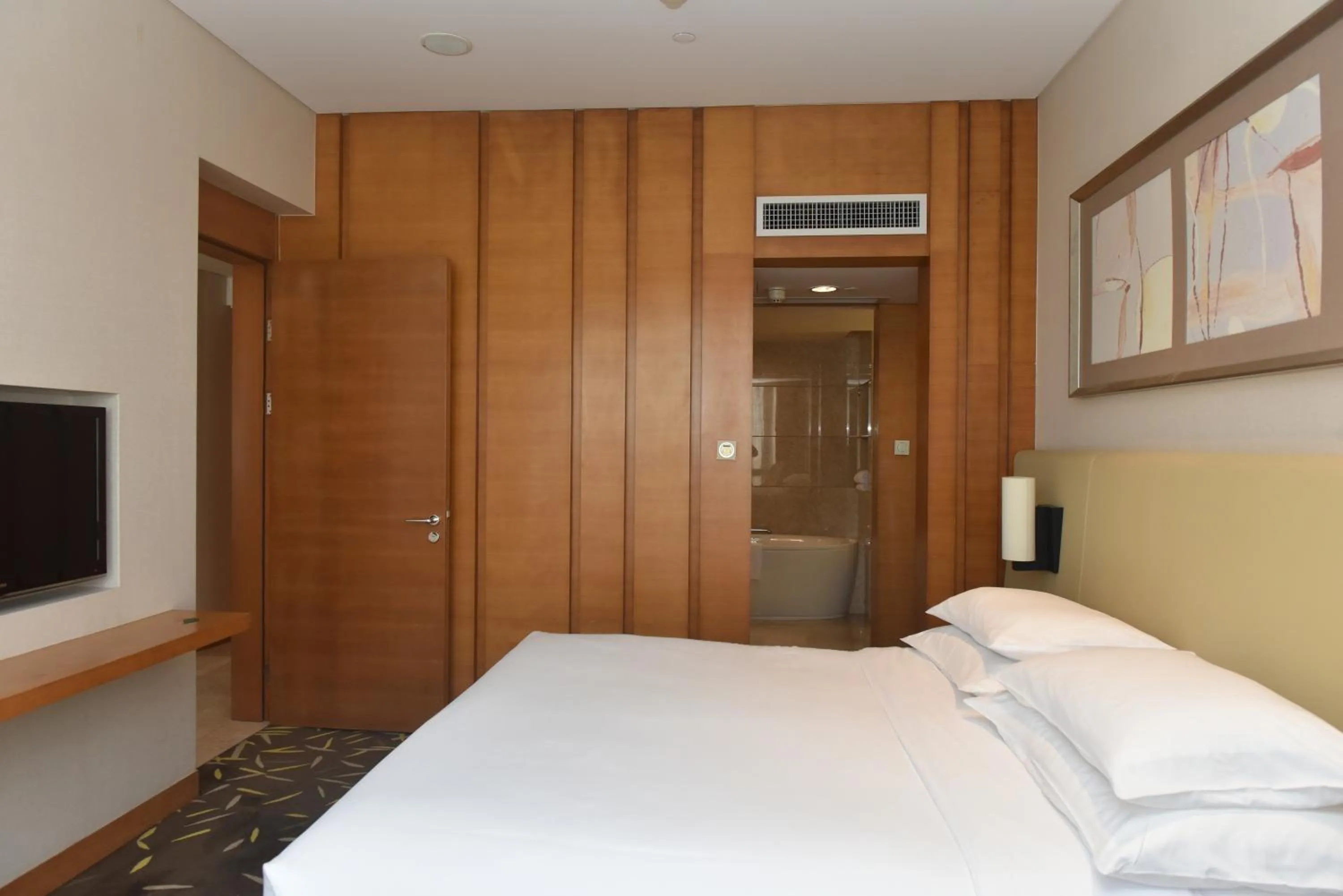 Bed in Crowne Plaza Zhongshan Wing On City by IHG