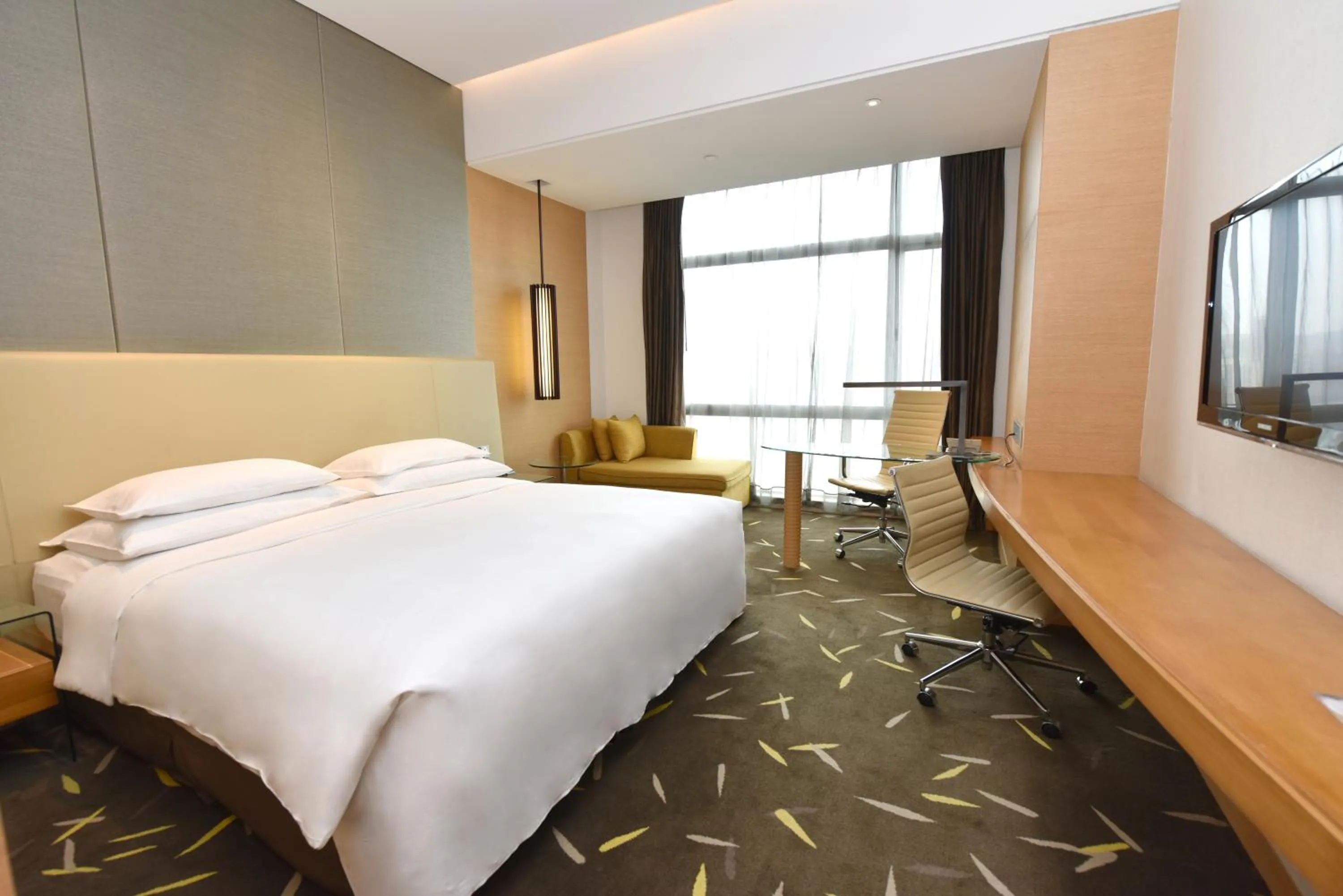 Bed in Crowne Plaza Zhongshan Wing On City by IHG
