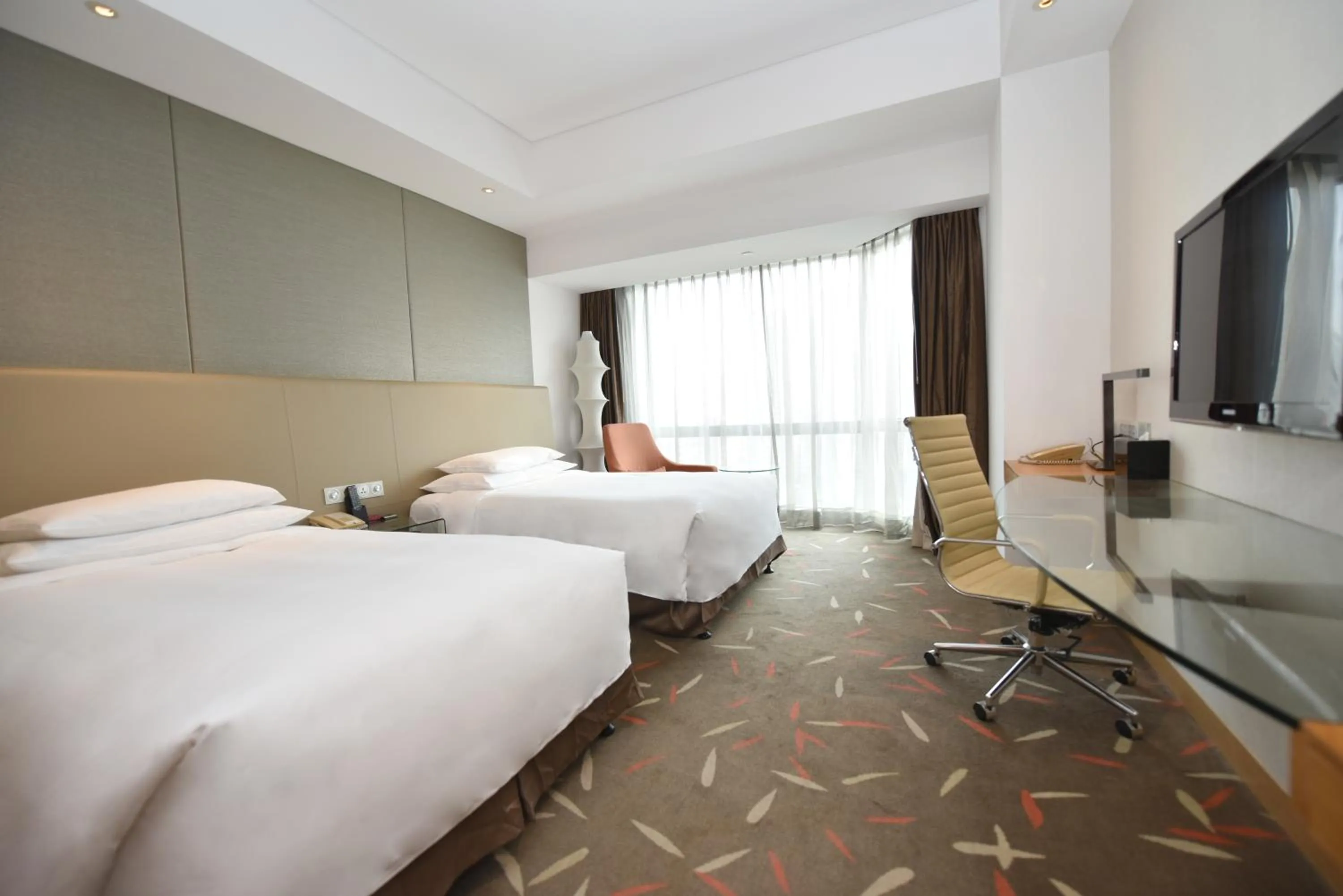 Bed in Crowne Plaza Zhongshan Wing On City by IHG