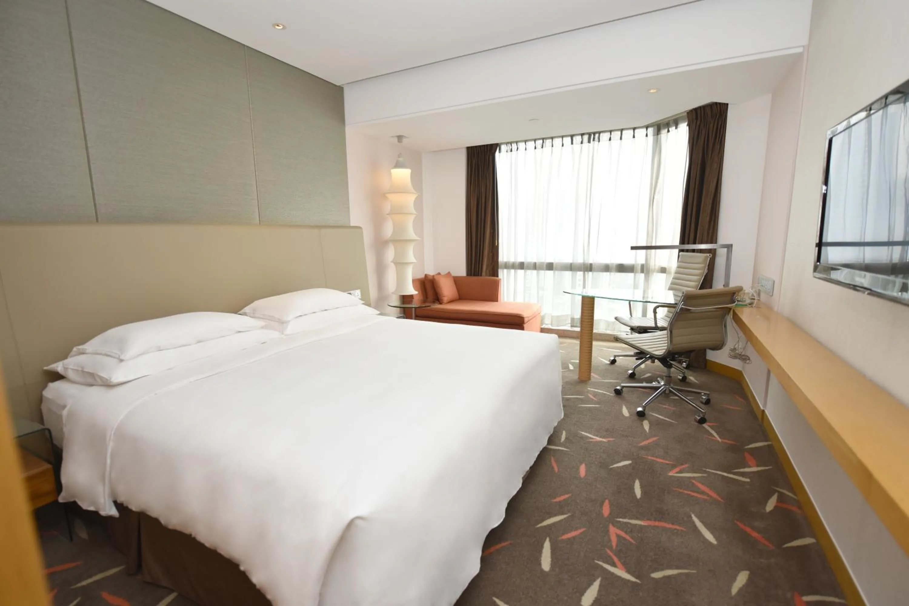 Bed in Crowne Plaza Zhongshan Wing On City by IHG