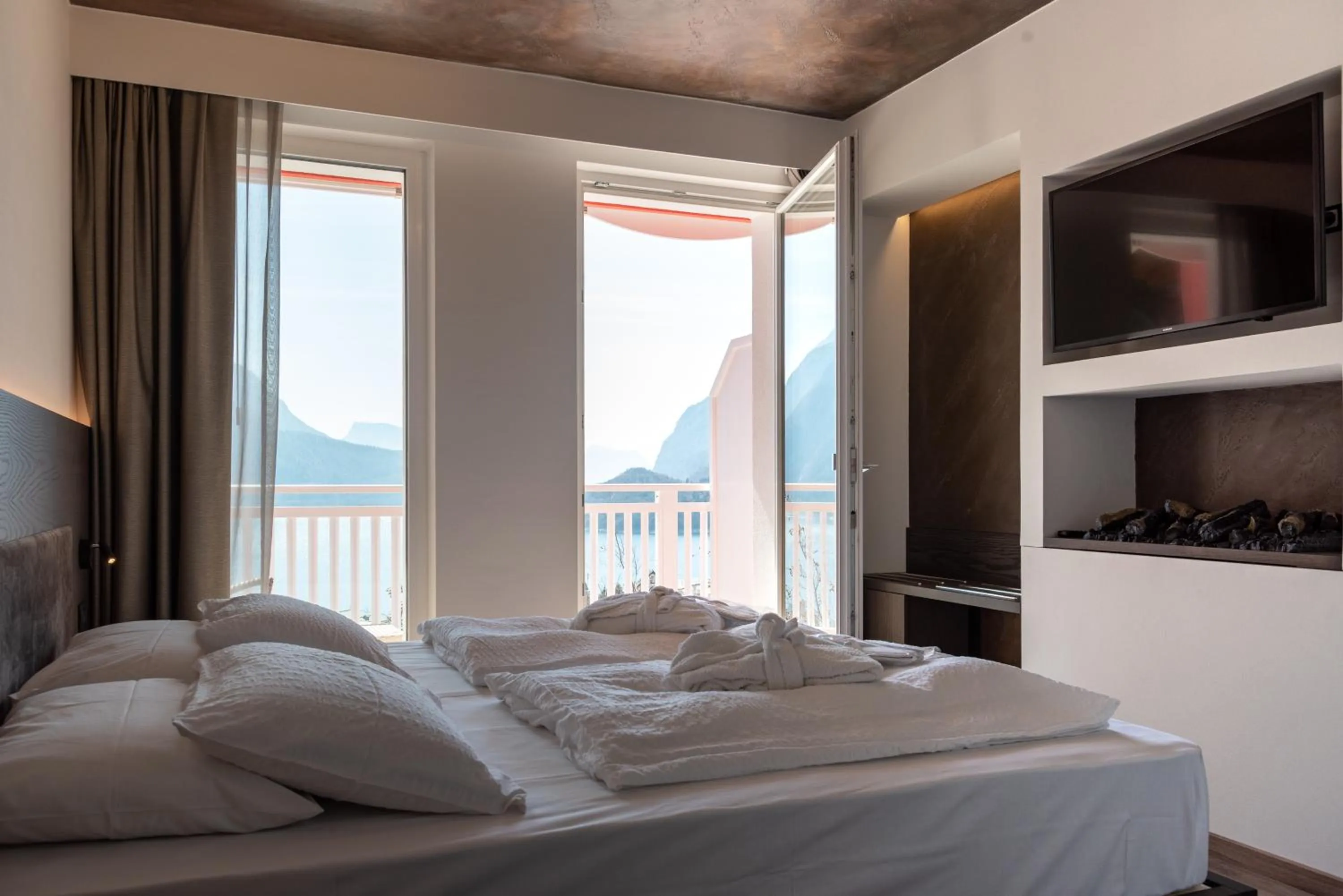 Bedroom, Bed in Hotel Londra Slow Living Molveno