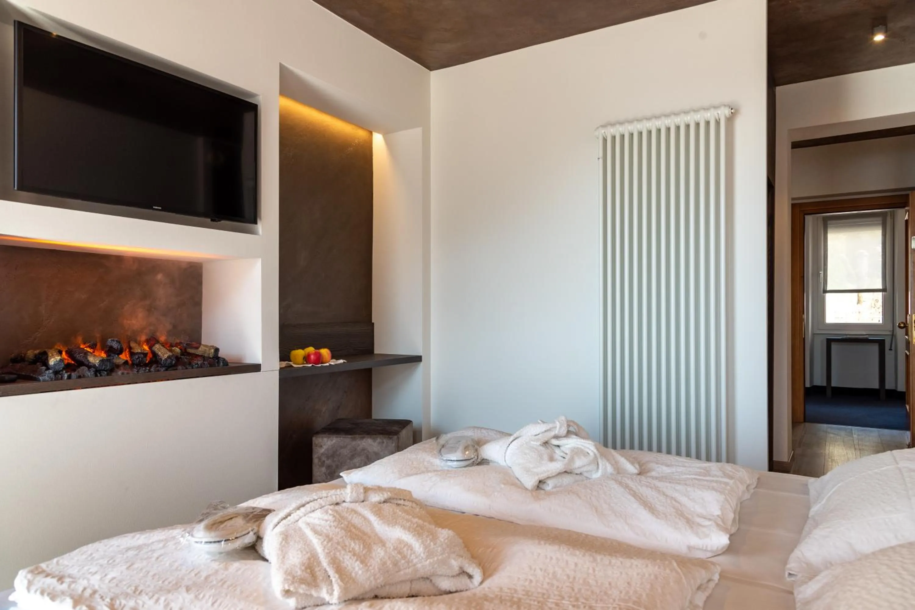 Bedroom, Bed in Hotel Londra Slow Living Molveno